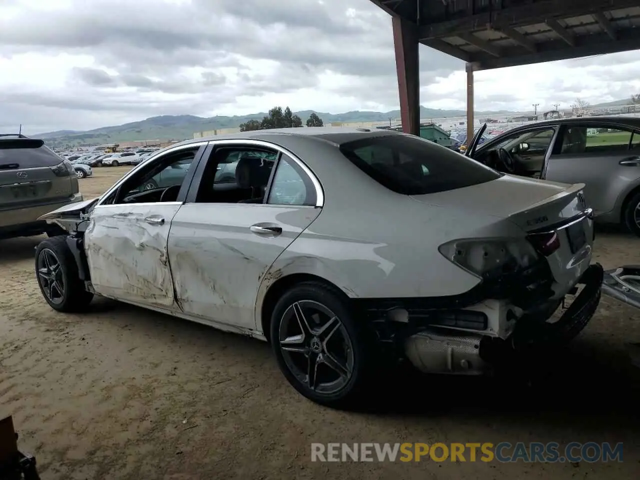 2 fotografías del automóvil dañado W1KZF8DB7NB050539 MERCEDES-BENZ E-CLASS 2022