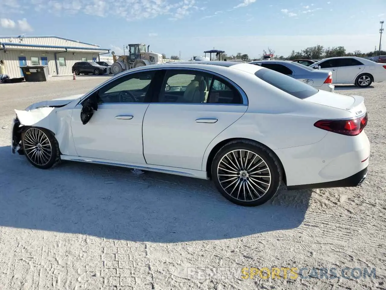 2 fotografías del automóvil dañado W1KLF4HB3RA031877 MERCEDES-BENZ E-CLASS 2024