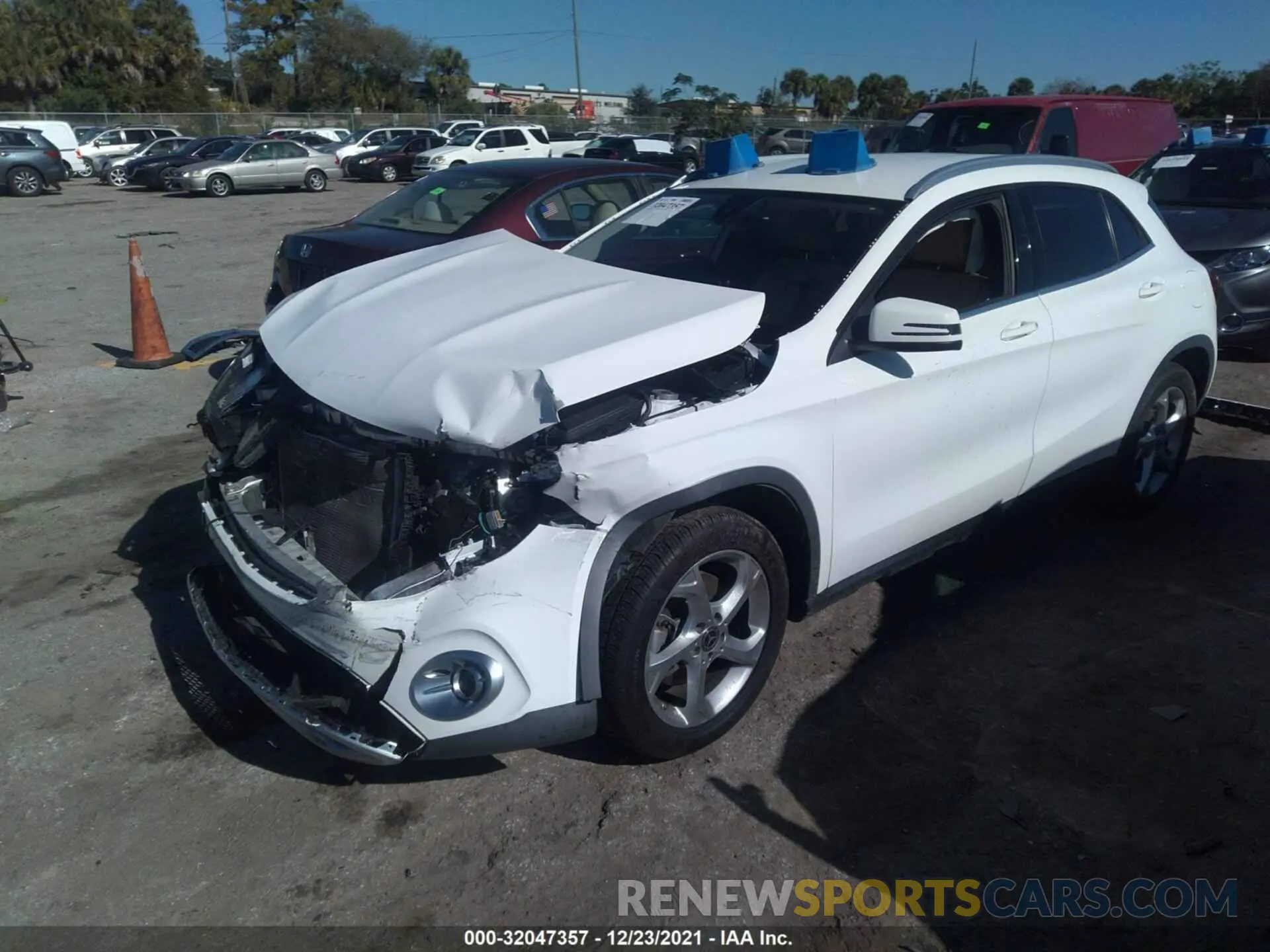 2 fotografías del automóvil dañado WDCTG4EB4KU000387 MERCEDES-BENZ GLA 2019