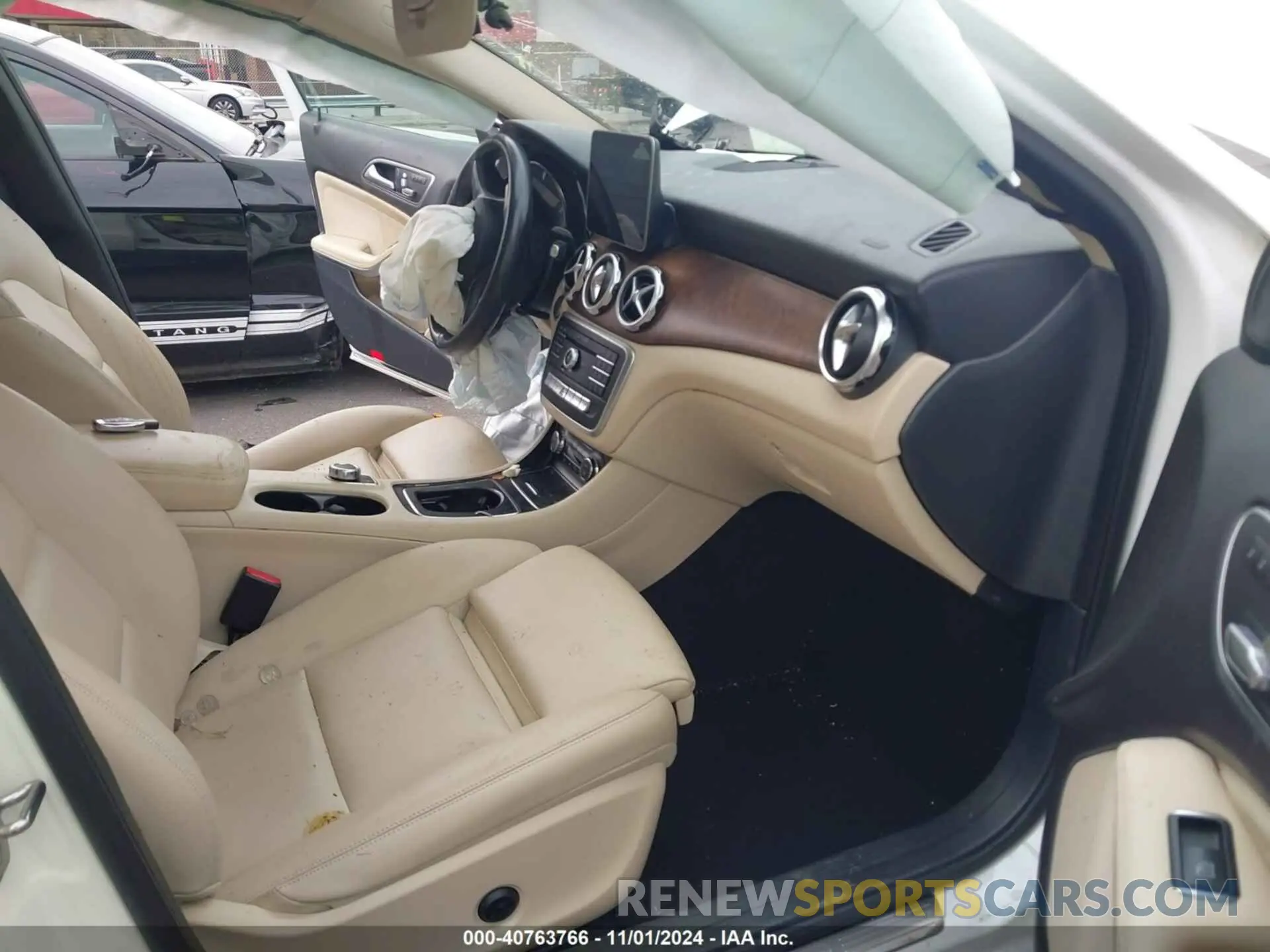5 fotografías del automóvil dañado WDCTG4EB1KJ550485 MERCEDES-BENZ GLA 250 2019