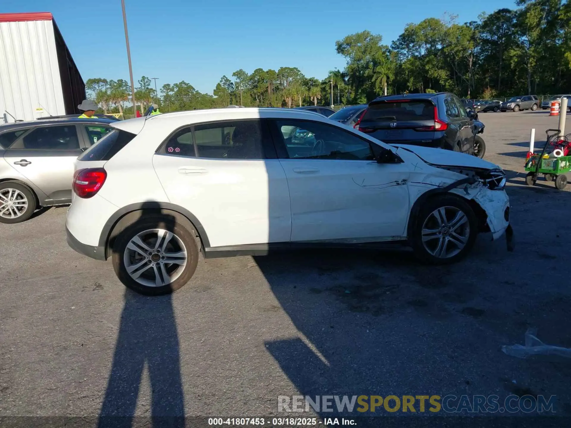 13 fotografías del automóvil dañado WDCTG4EB1KJ551894 MERCEDES-BENZ GLA 250 2019