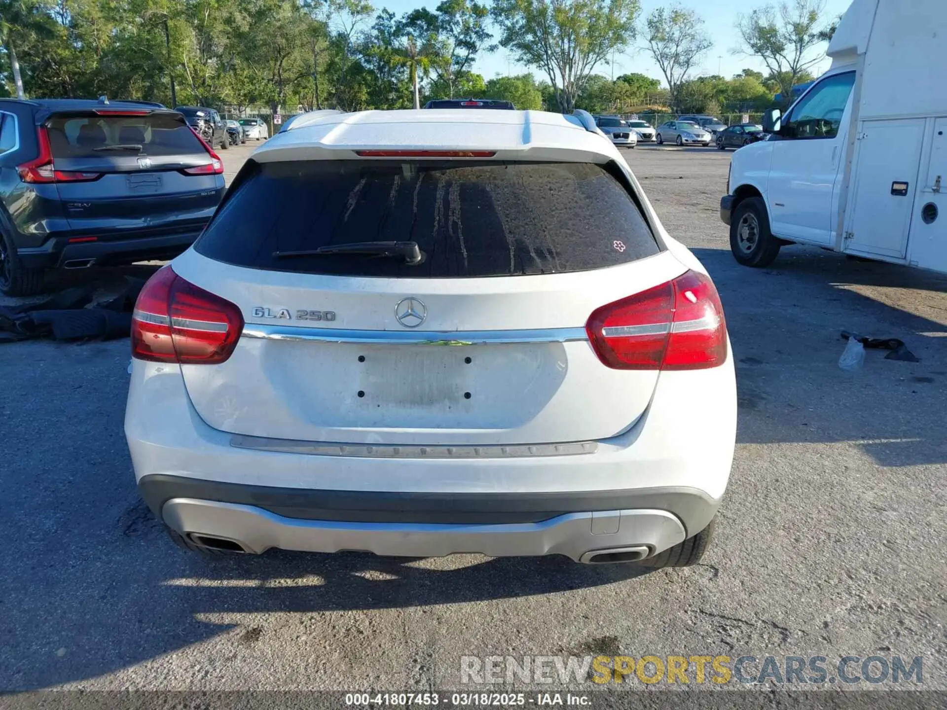 16 fotografías del automóvil dañado WDCTG4EB1KJ551894 MERCEDES-BENZ GLA 250 2019