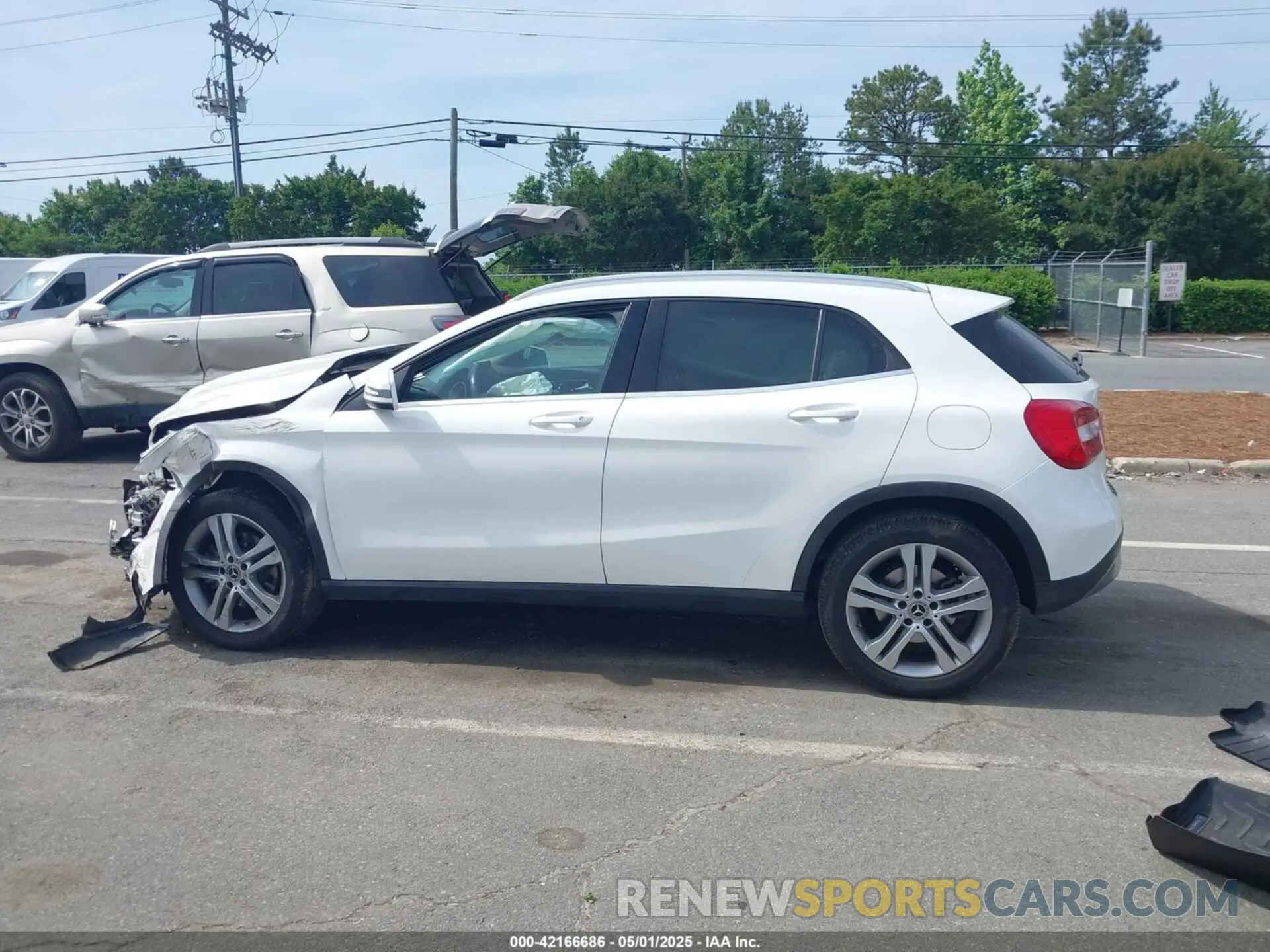 14 fotografías del automóvil dañado WDCTG4EB4KU008022 MERCEDES-BENZ GLA 250 2019