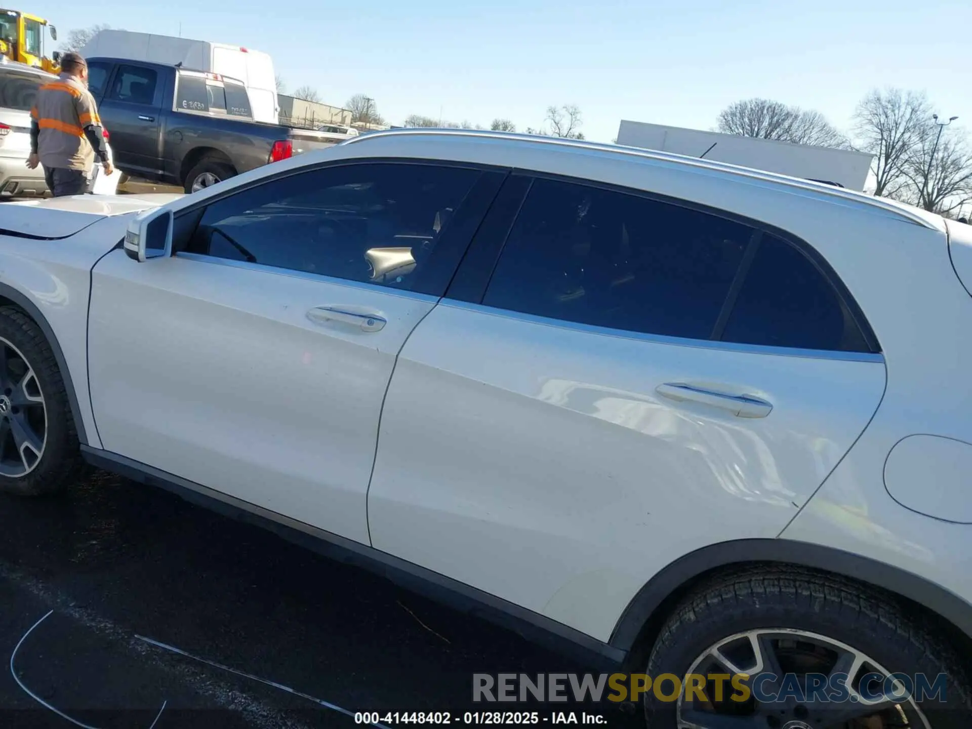 14 fotografías del automóvil dañado WDCTG4EB6KJ550319 MERCEDES-BENZ GLA 250 2019