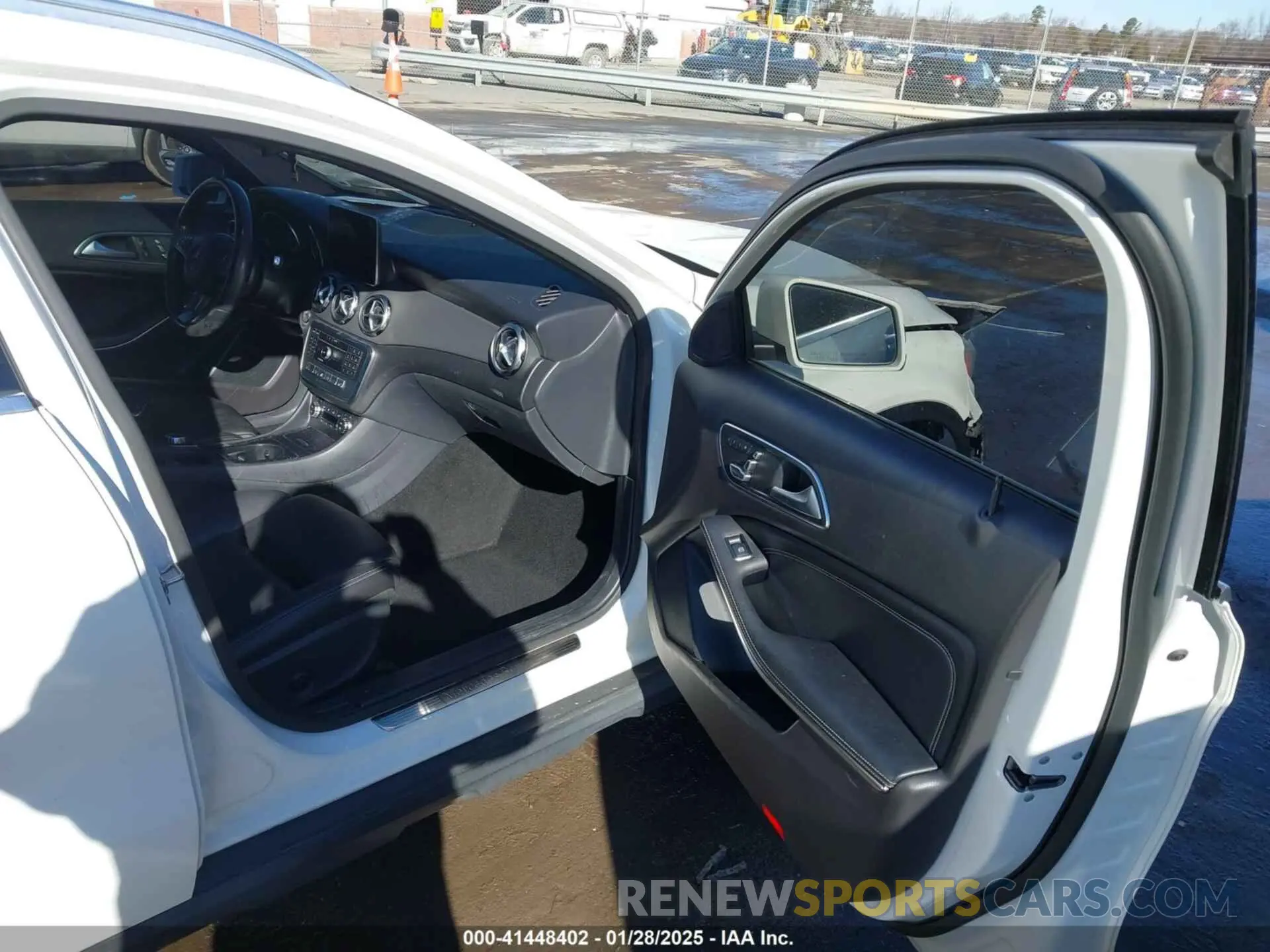 5 fotografías del automóvil dañado WDCTG4EB6KJ550319 MERCEDES-BENZ GLA 250 2019