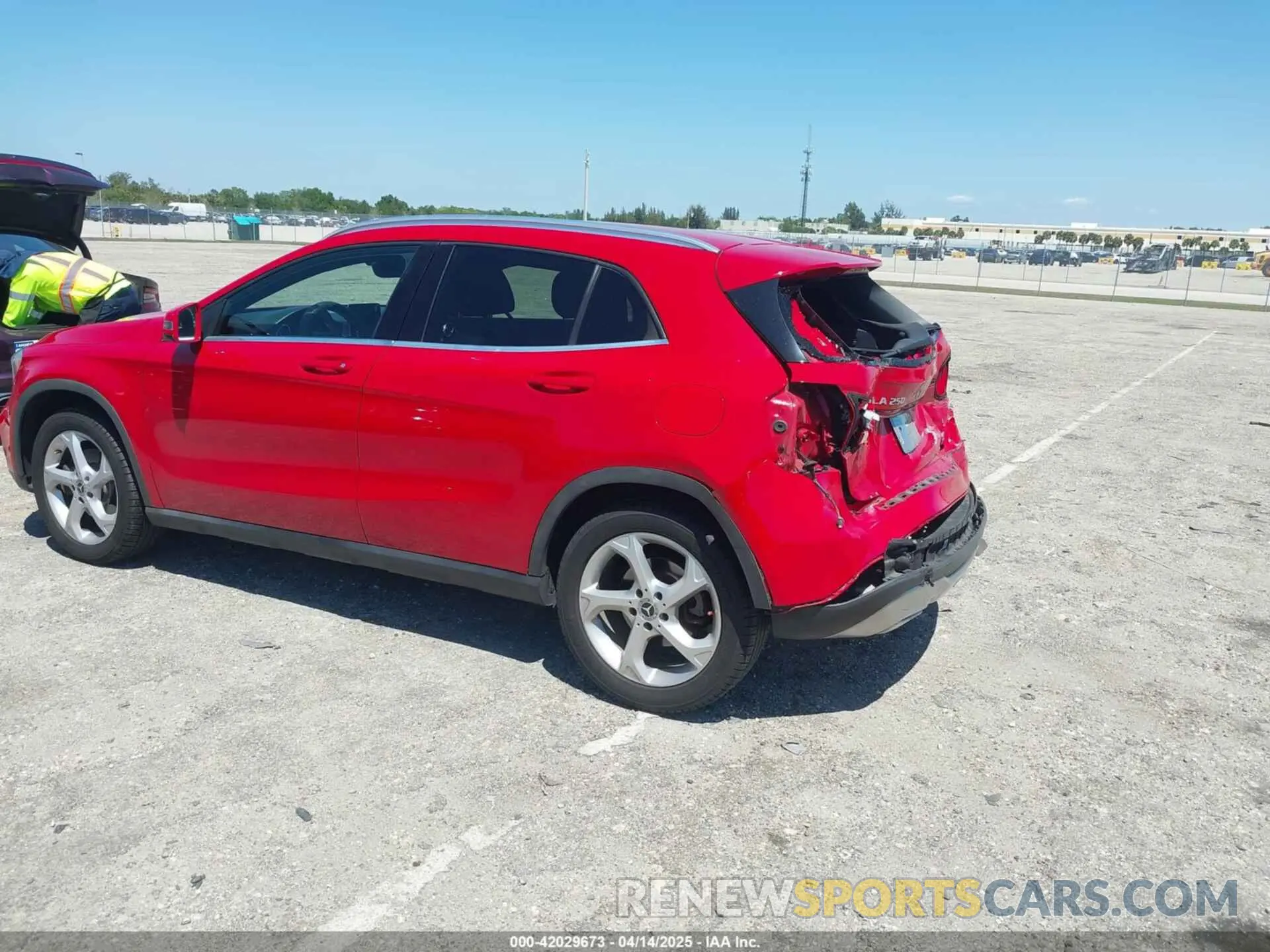 3 fotografías del automóvil dañado WDCTG4EB9KU012244 MERCEDES-BENZ GLA 250 2019