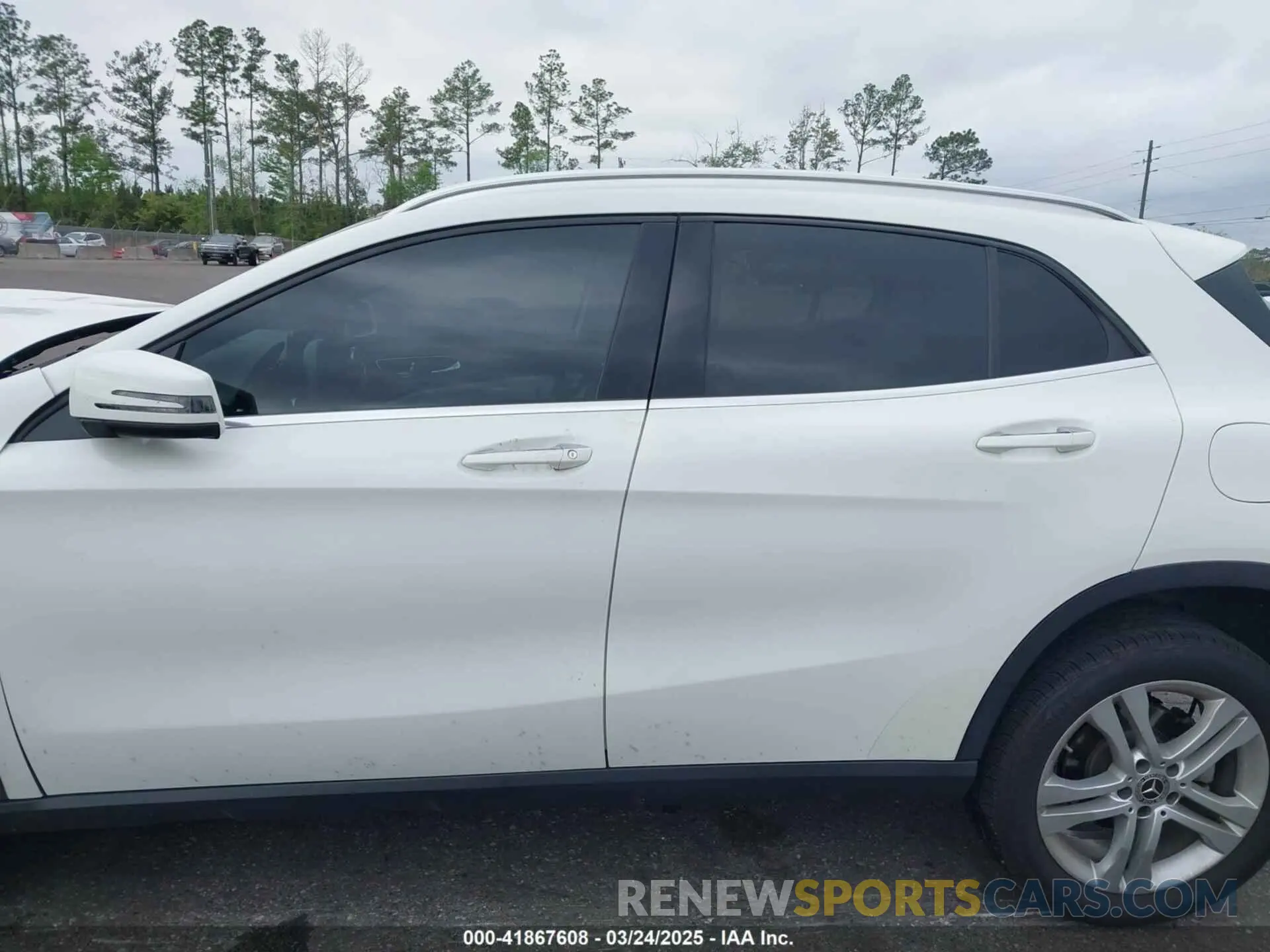 14 fotografías del automóvil dañado WDCTG4GB6KJ547448 MERCEDES-BENZ GLA 250 2019