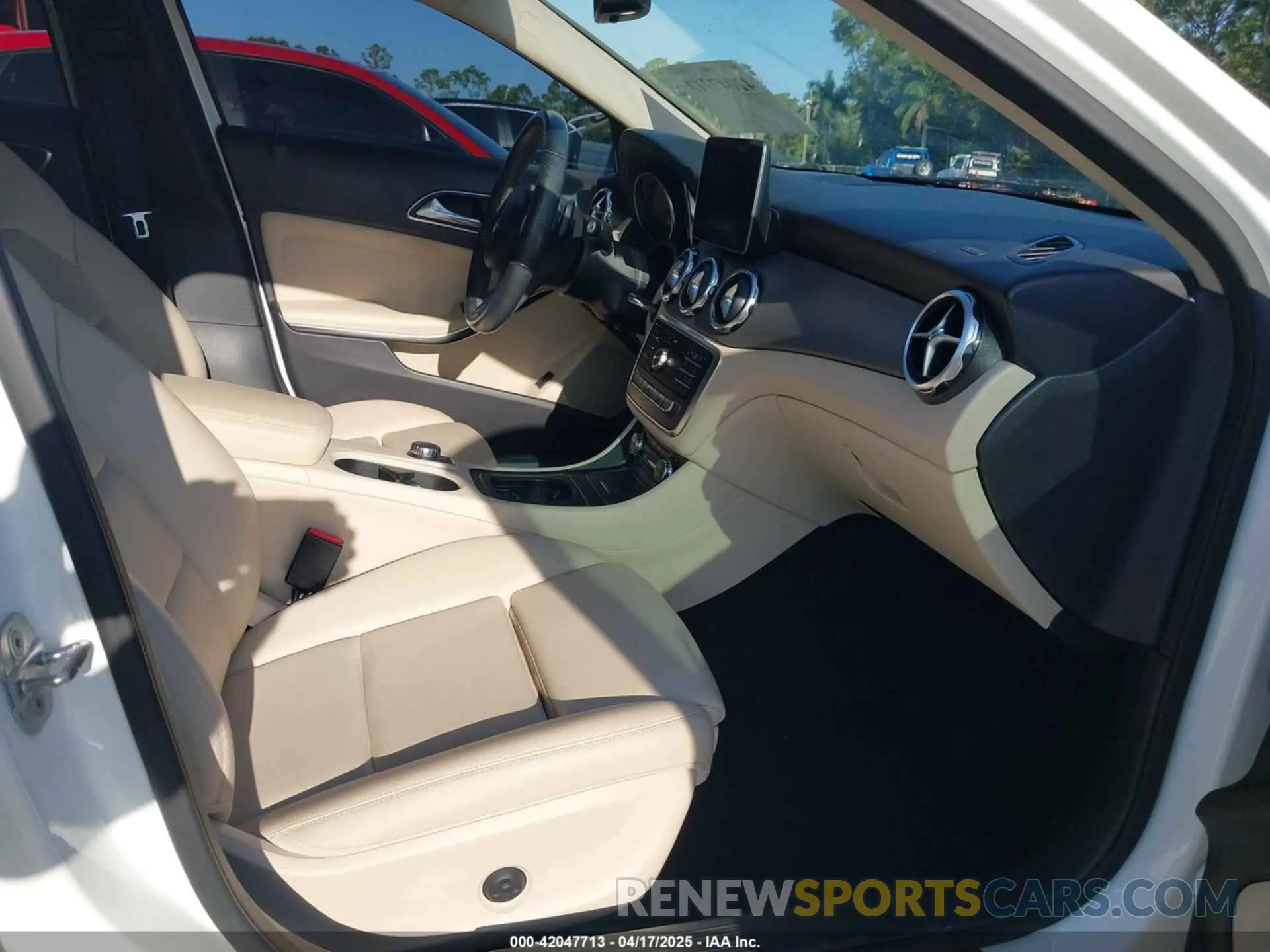 5 fotografías del automóvil dañado WDCTG4EB1LU028522 MERCEDES-BENZ GLA 250 2020