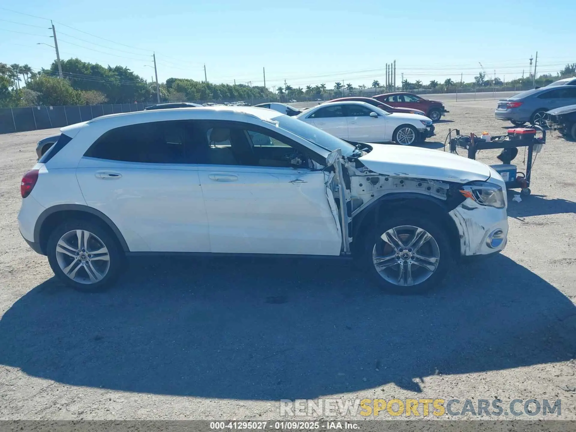 13 fotografías del automóvil dañado WDCTG4EB8LJ688932 MERCEDES-BENZ GLA 250 2020