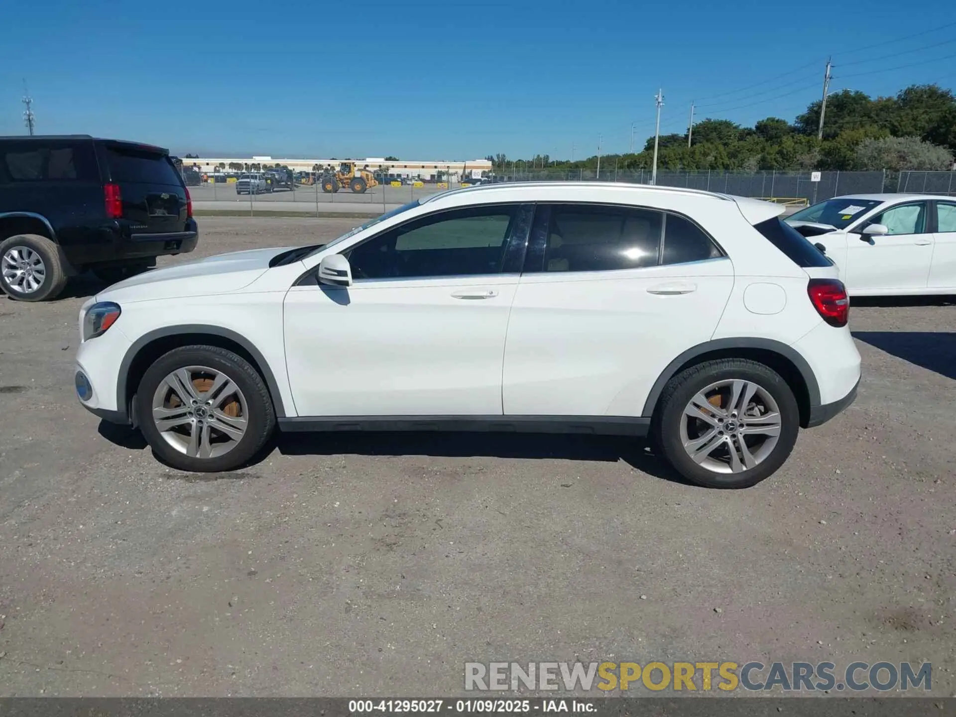 14 fotografías del automóvil dañado WDCTG4EB8LJ688932 MERCEDES-BENZ GLA 250 2020