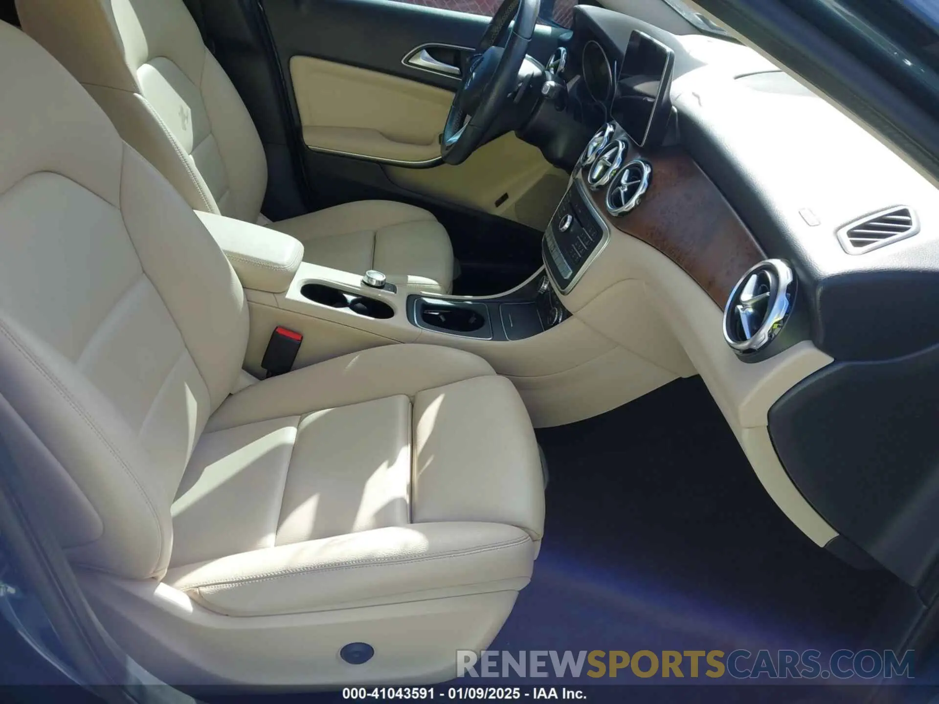 5 fotografías del automóvil dañado WDCTG4GB4LJ689637 MERCEDES-BENZ GLA 250 2020