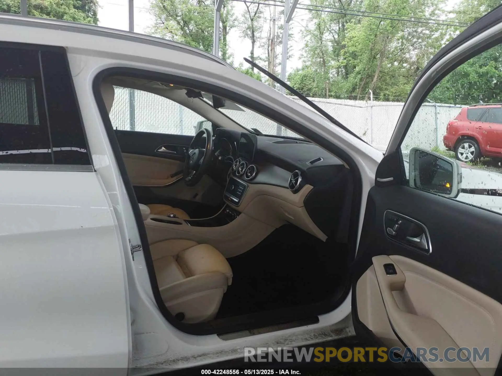 5 fotografías del automóvil dañado WDCTG4GB8LU026361 MERCEDES-BENZ GLA 250 2020