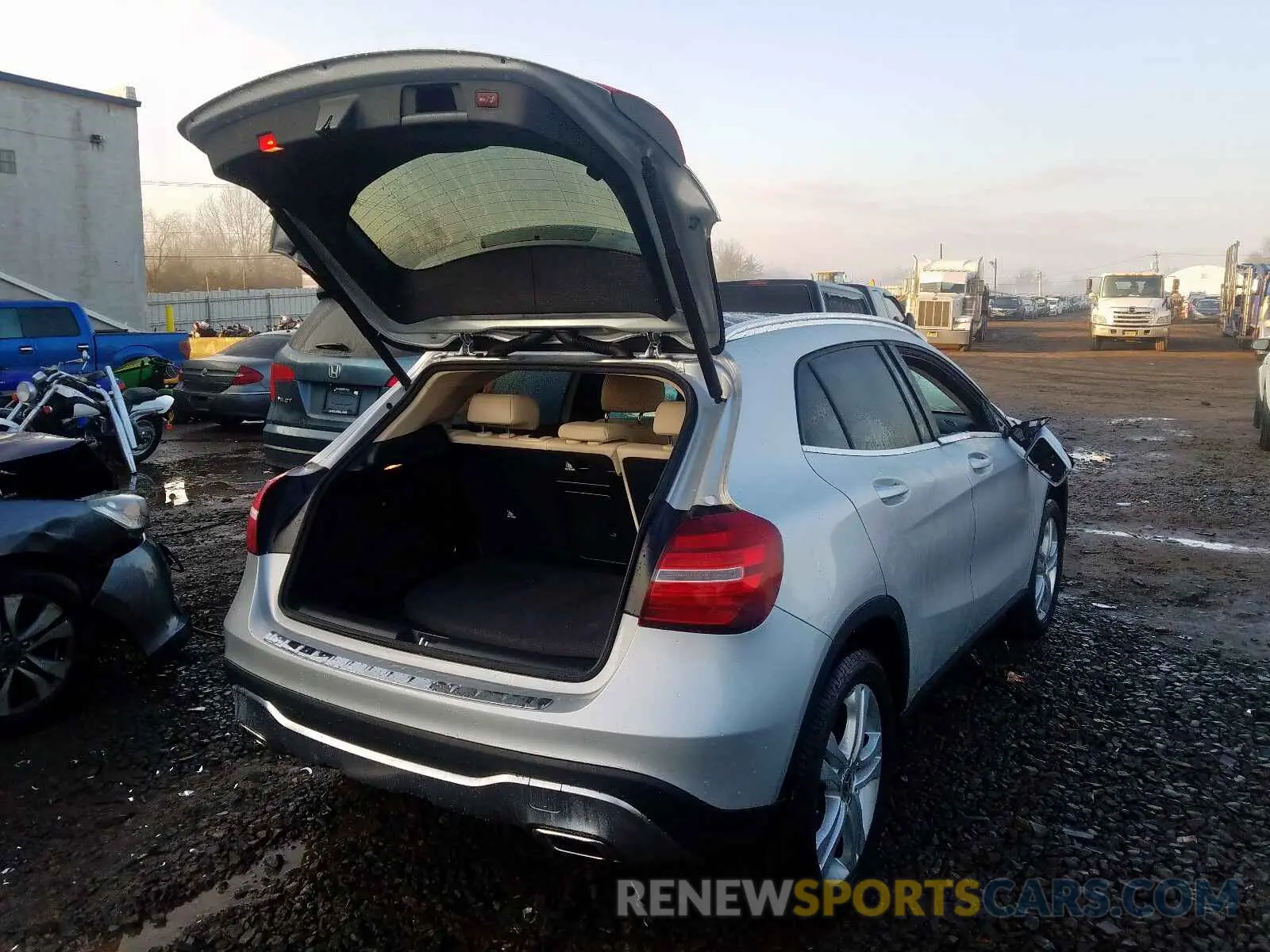 4 fotografías del automóvil dañado WDCTG4GB2KU016570 MERCEDES-BENZ GLA 250 4M 2019