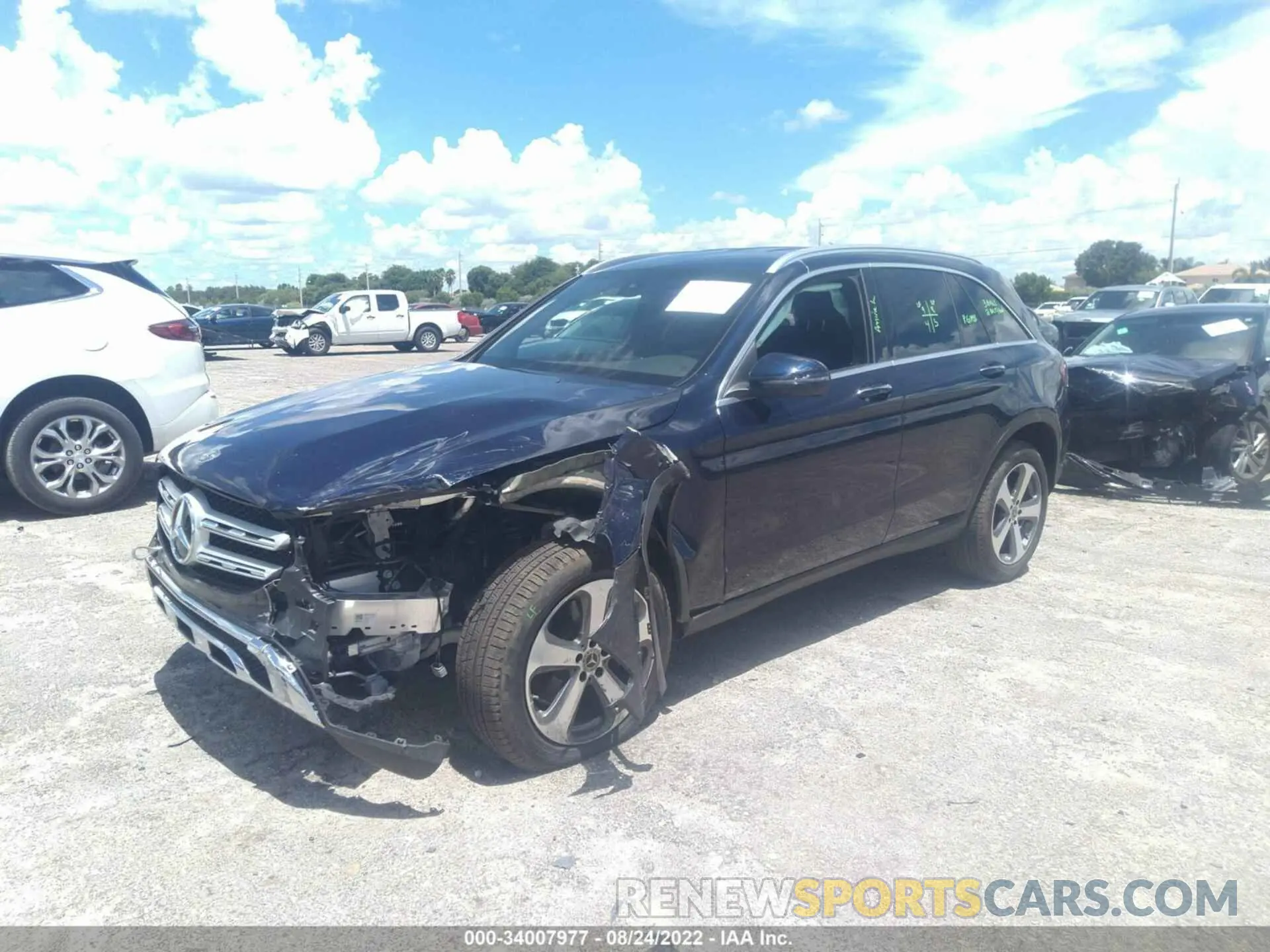 2 fotografías del automóvil dañado W1N0G8DB2LF837610 MERCEDES-BENZ GLC 2020