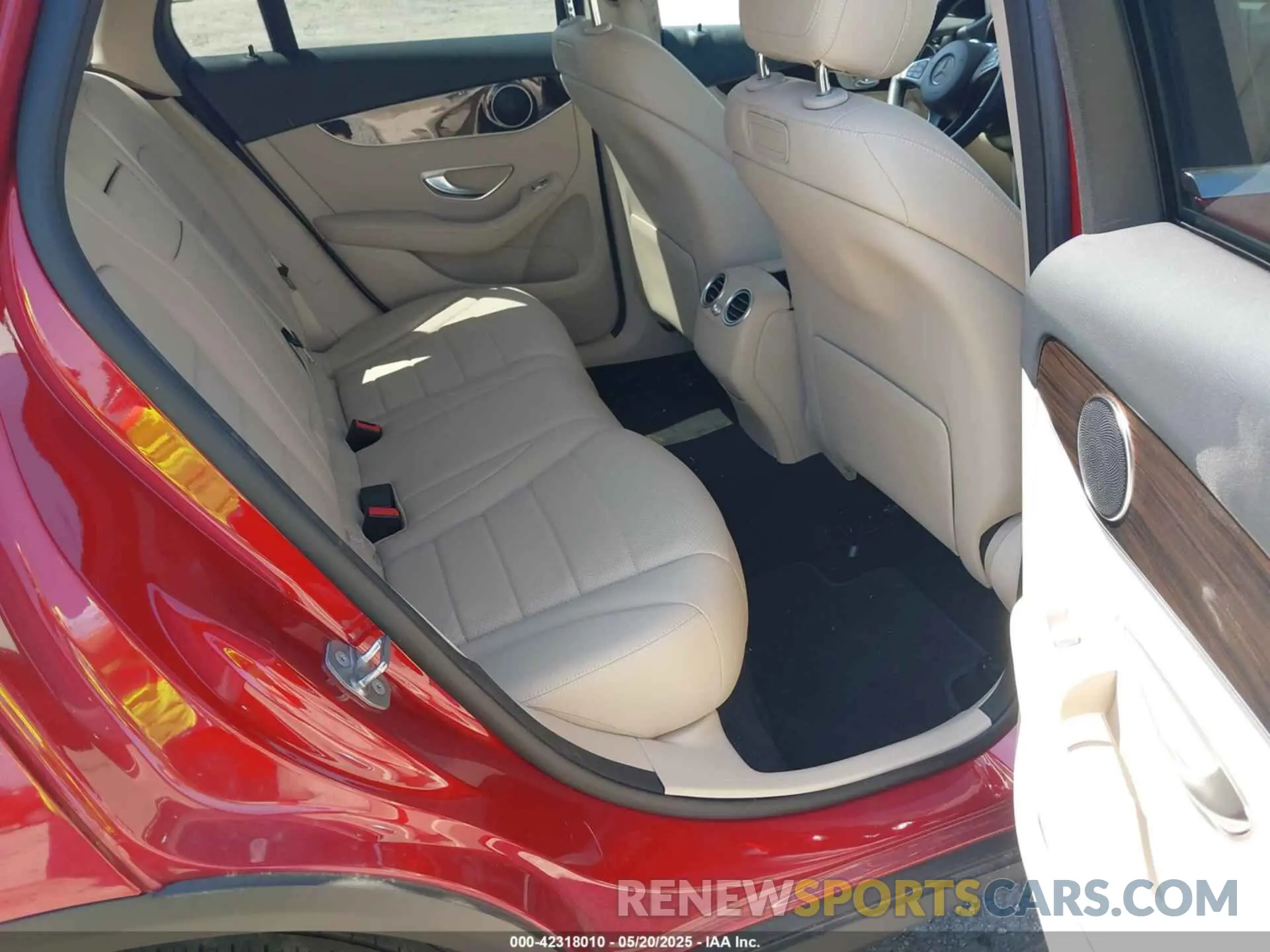 8 fotografías del automóvil dañado WDC0G4JB0KF657118 MERCEDES-BENZ GLC 300 2019