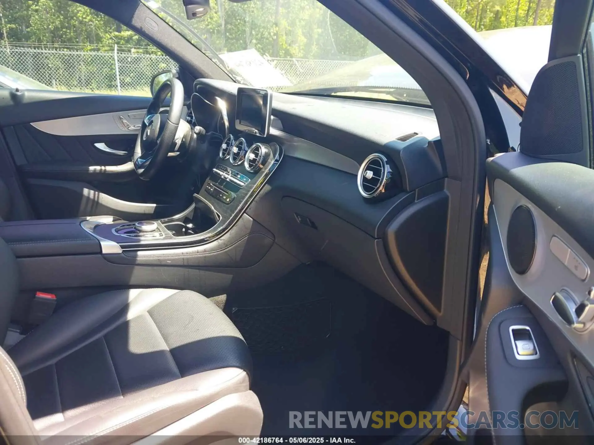 5 fotografías del automóvil dañado WDC0G4JB2KV126704 MERCEDES-BENZ GLC 300 2019