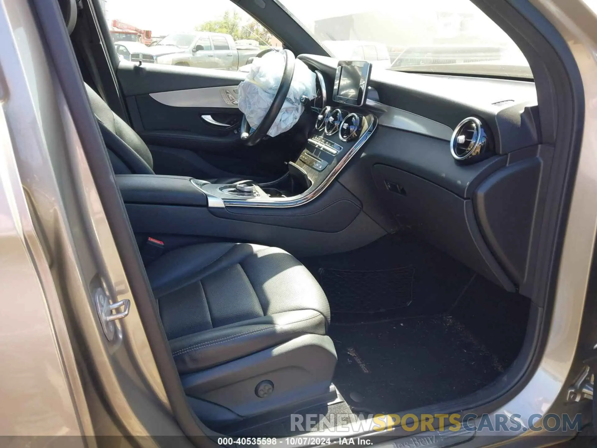 5 fotografías del automóvil dañado WDC0G4JB8KF599386 MERCEDES-BENZ GLC 300 2019