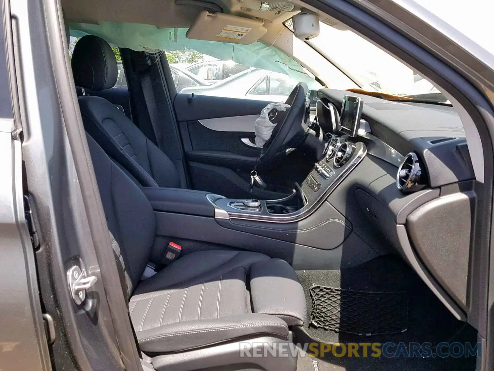 5 fotografías del automóvil dañado WDC0G4JB9KF592155 MERCEDES-BENZ GLC 300 2019