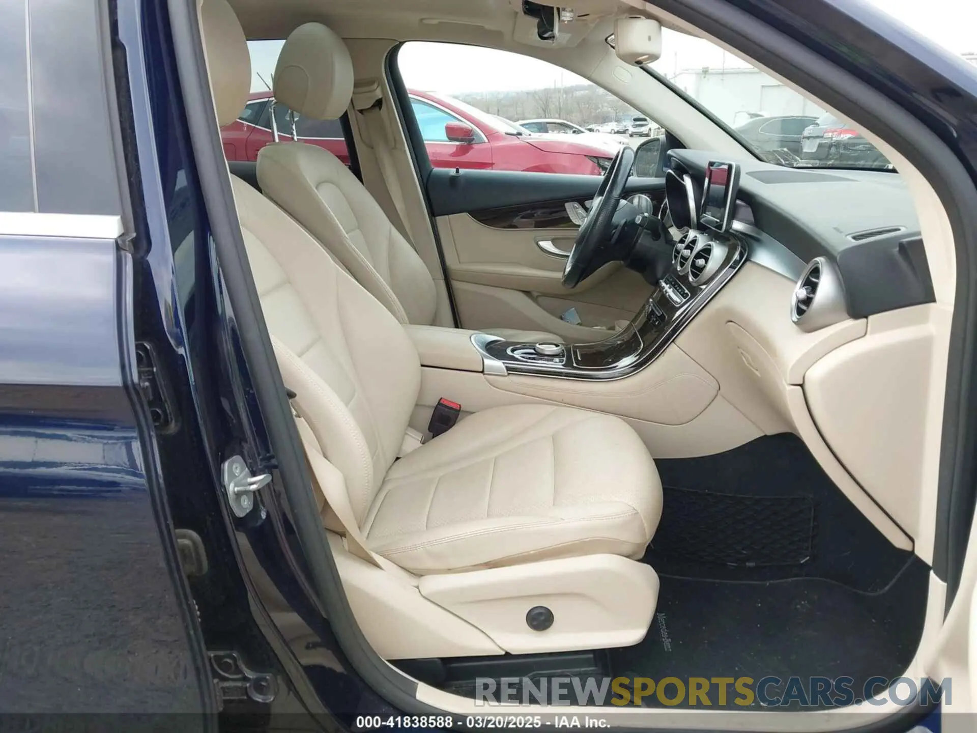 5 fotografías del automóvil dañado WDC0G4KB3KV117959 MERCEDES-BENZ GLC 300 2019