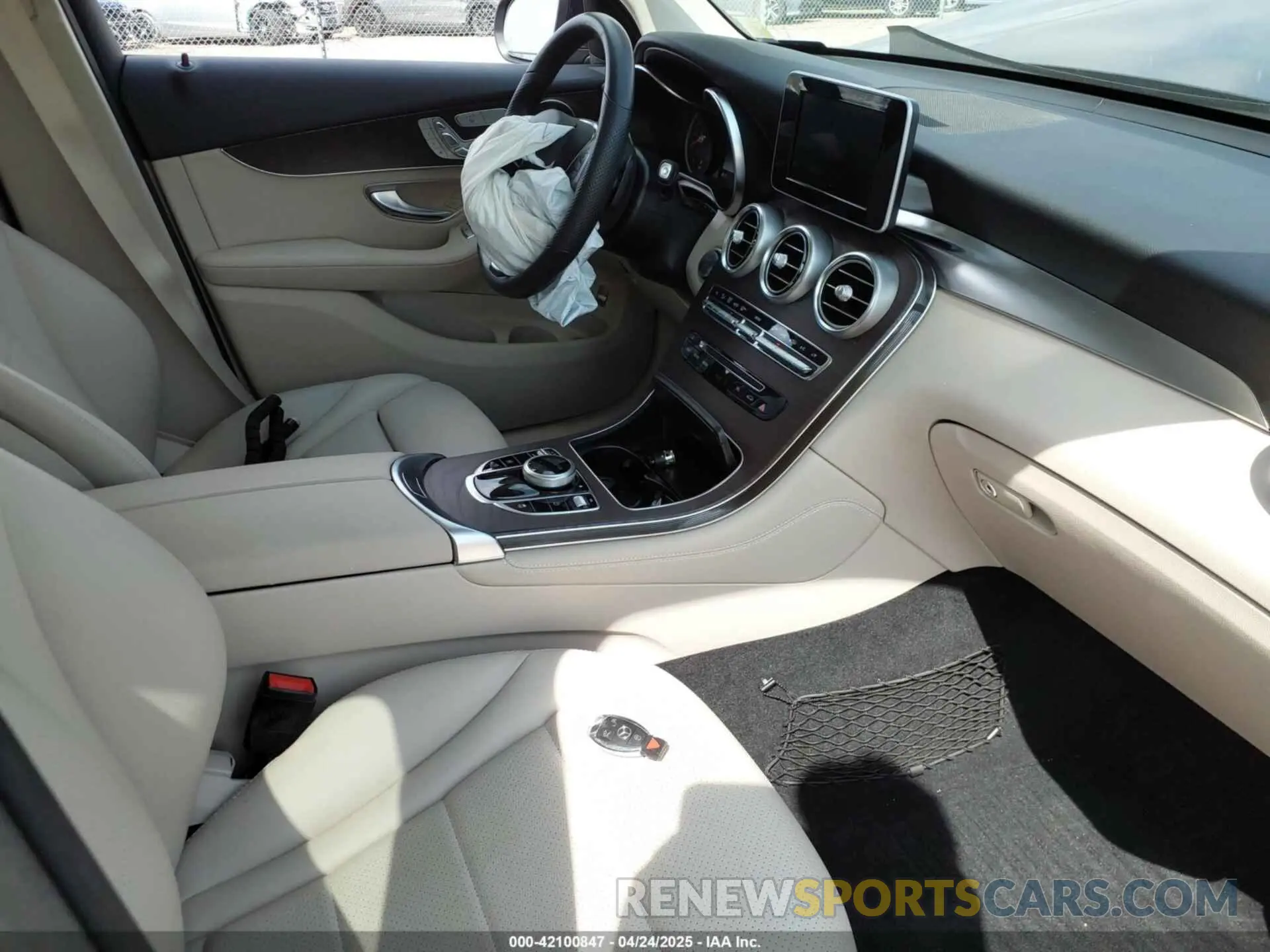 5 fotografías del automóvil dañado WDC0G4KB5KF626915 MERCEDES-BENZ GLC 300 2019