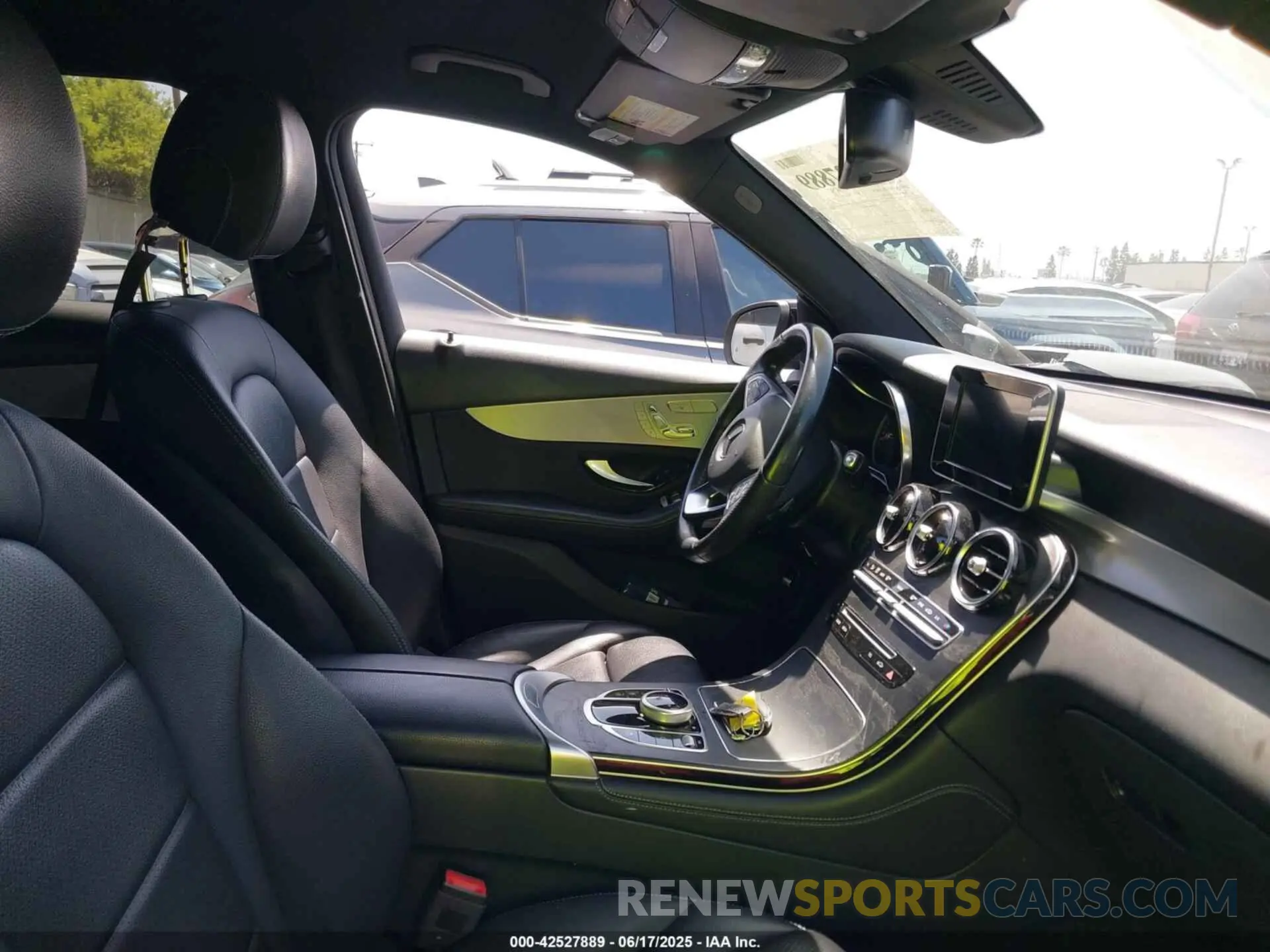 5 fotografías del automóvil dañado WDC0G4KB5KV151983 MERCEDES-BENZ GLC 300 2019