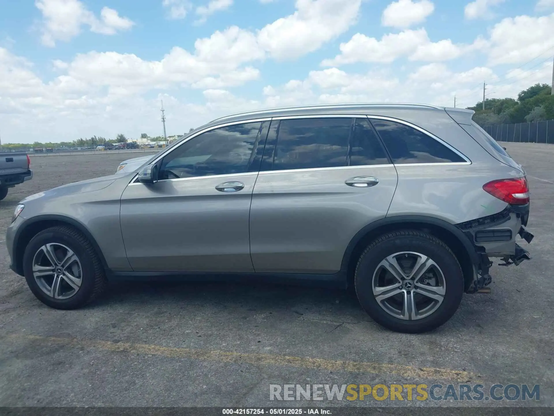 15 fotografías del automóvil dañado WDC0G4KB7KV120167 MERCEDES-BENZ GLC 300 2019