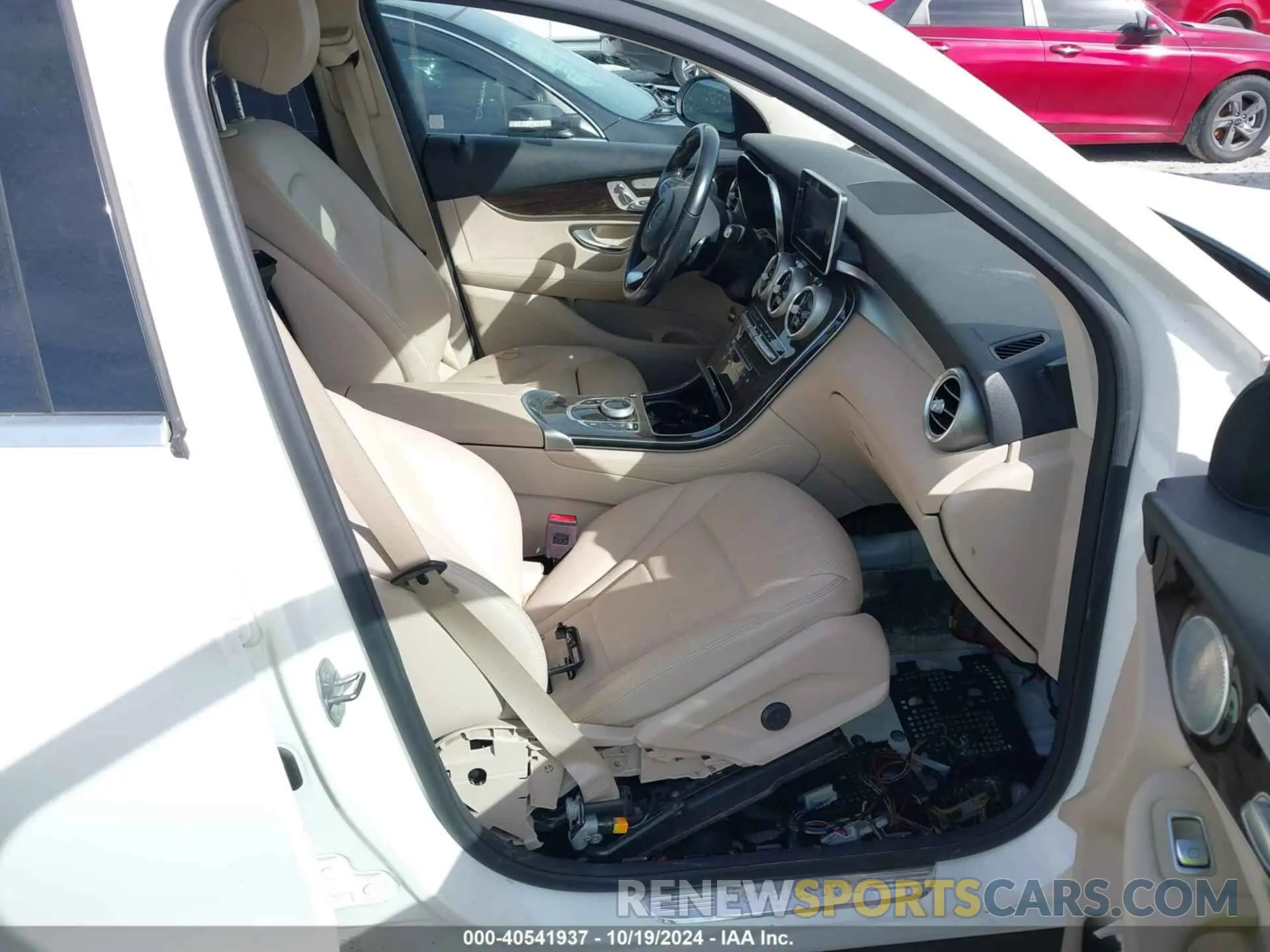 5 fotografías del automóvil dañado WDC0G4KB9KF548610 MERCEDES-BENZ GLC 300 2019