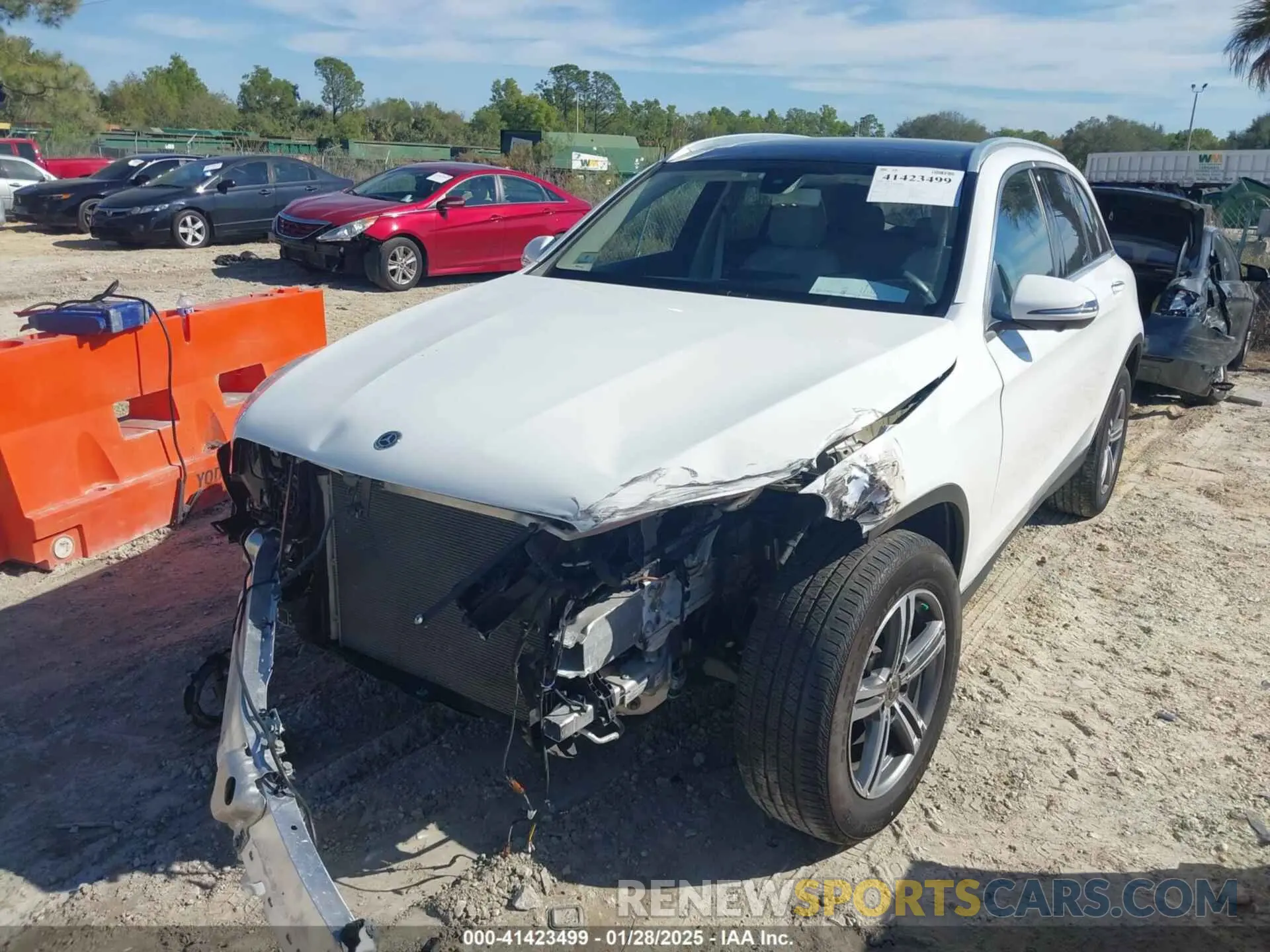 2 fotografías del automóvil dañado W1N0G8EB8LF763740 MERCEDES-BENZ GLC 300 2020