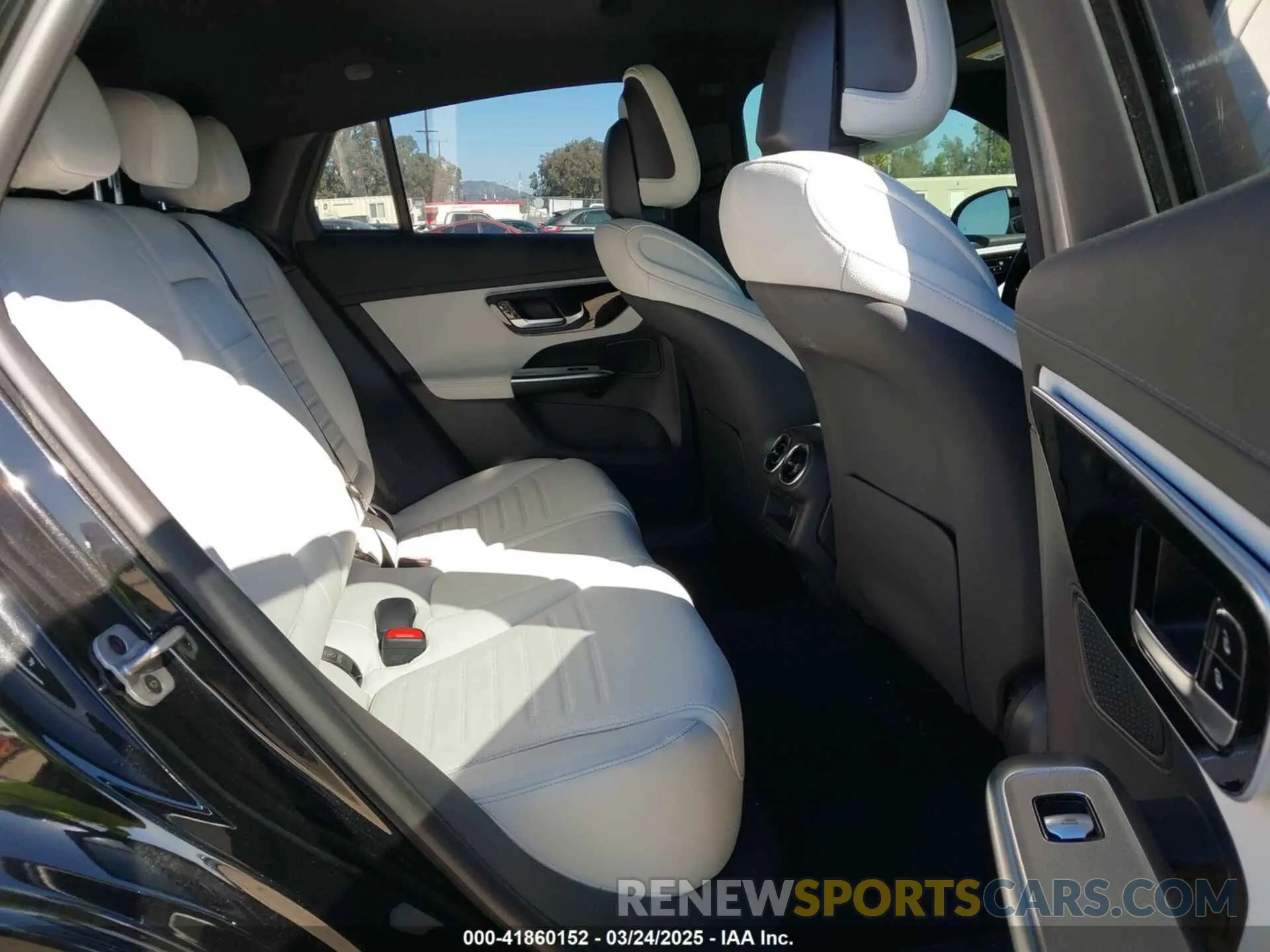 8 fotografías del automóvil dañado W1NKJ4HB2RF174822 MERCEDES-BENZ GLC 300 2024