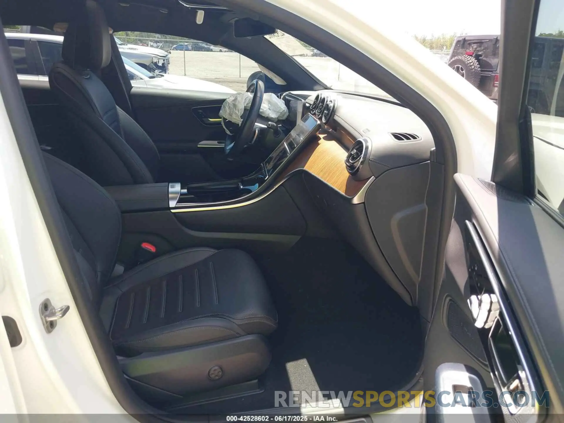 5 fotografías del automóvil dañado W1NKJ4HBXRF098993 MERCEDES-BENZ GLC 300 2024