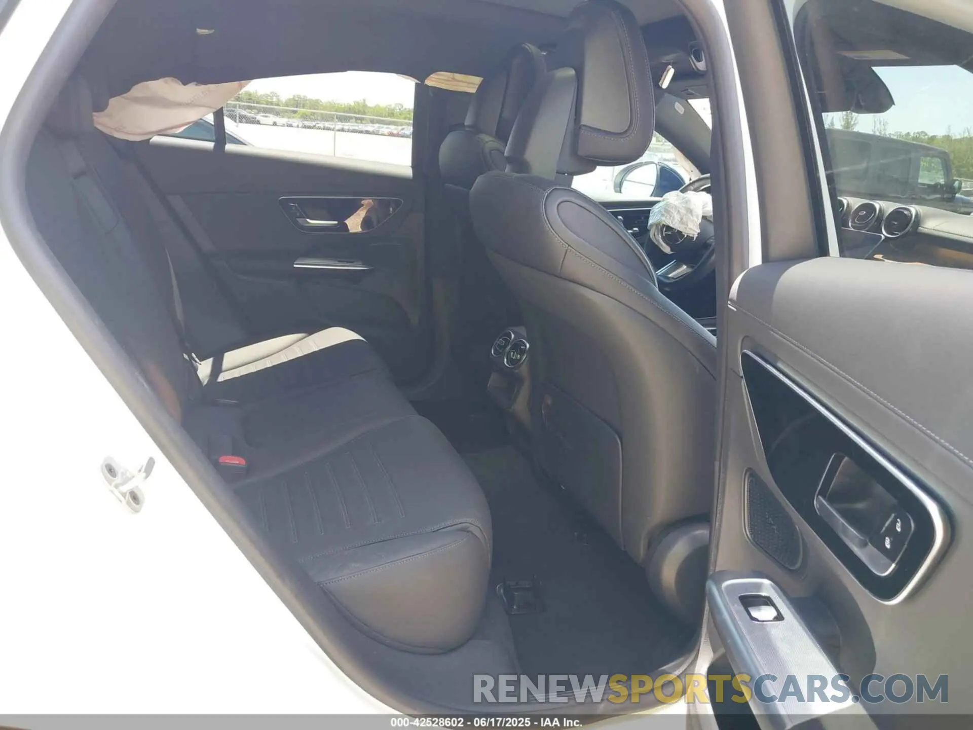 8 fotografías del automóvil dañado W1NKJ4HBXRF098993 MERCEDES-BENZ GLC 300 2024