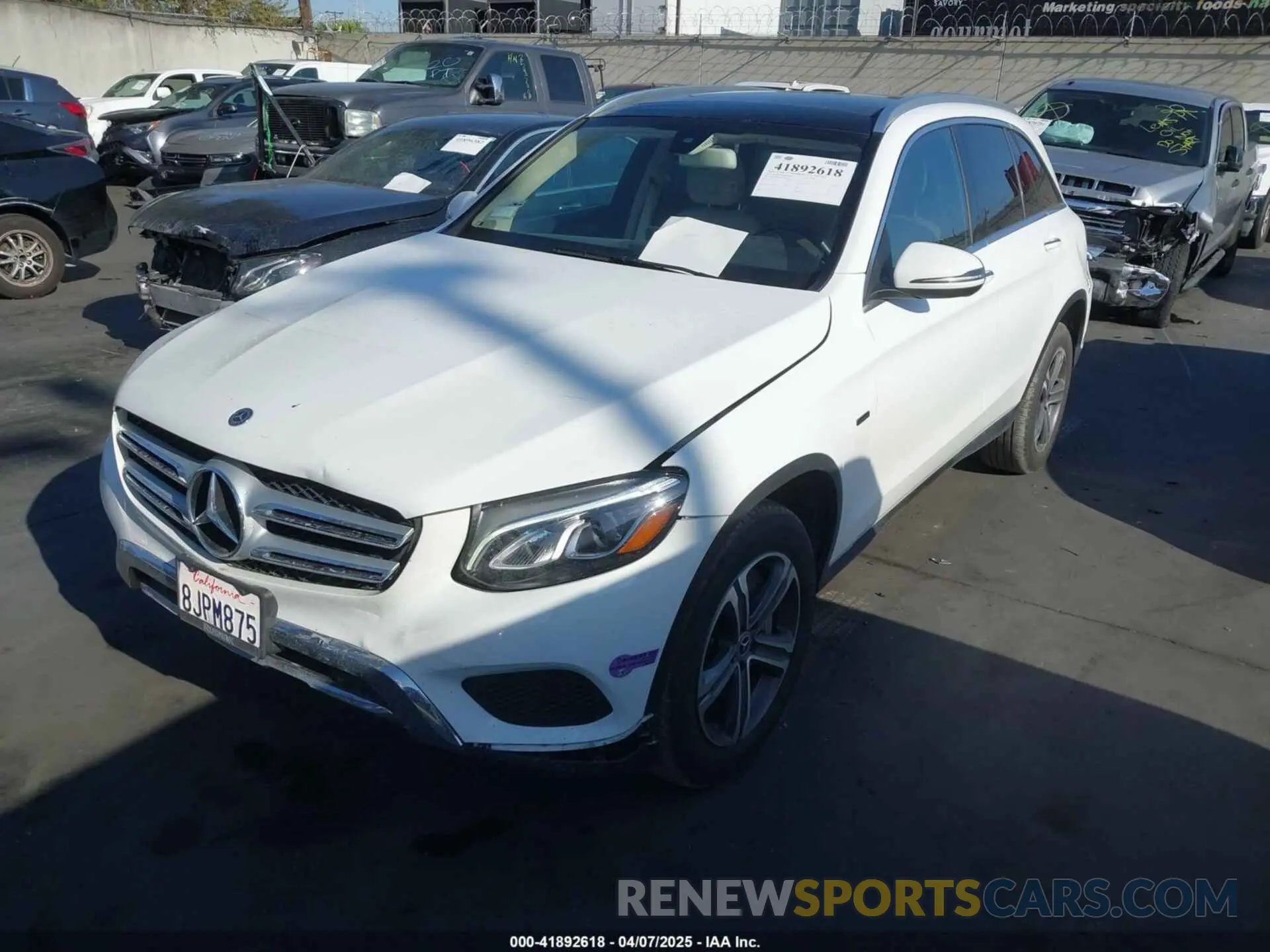 2 fotografías del automóvil dañado WDC0G5EB0KF585613 MERCEDES-BENZ GLC 350E 2019