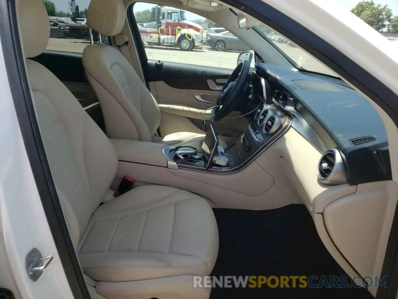 5 fotografías del automóvil dañado WDC0G4KBXKF572821 MERCEDES-BENZ GLC-CLASS 2019