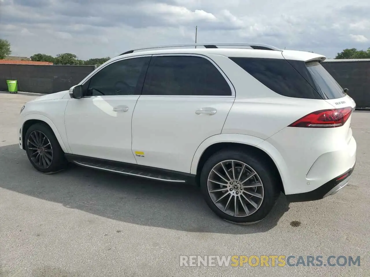 2 fotografías del automóvil dañado 4JGFB4JB2NA793875 MERCEDES-BENZ GLE-CLASS 2022