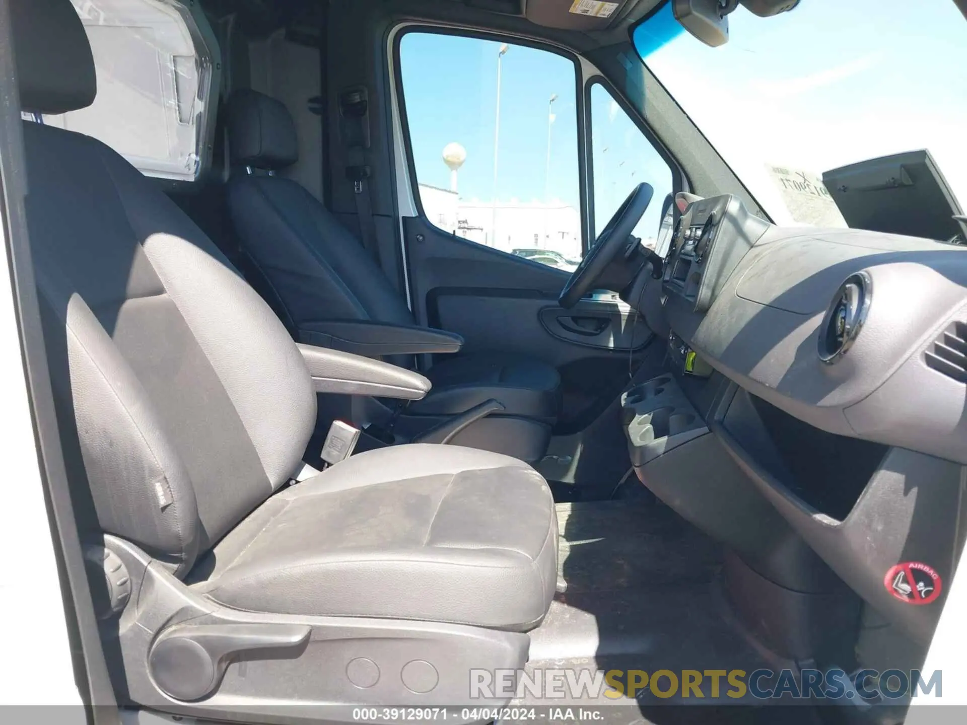 5 fotografías del automóvil dañado W1Y4NBHY4PT114676 MERCEDES-BENZ SPRINTER 2500 2023