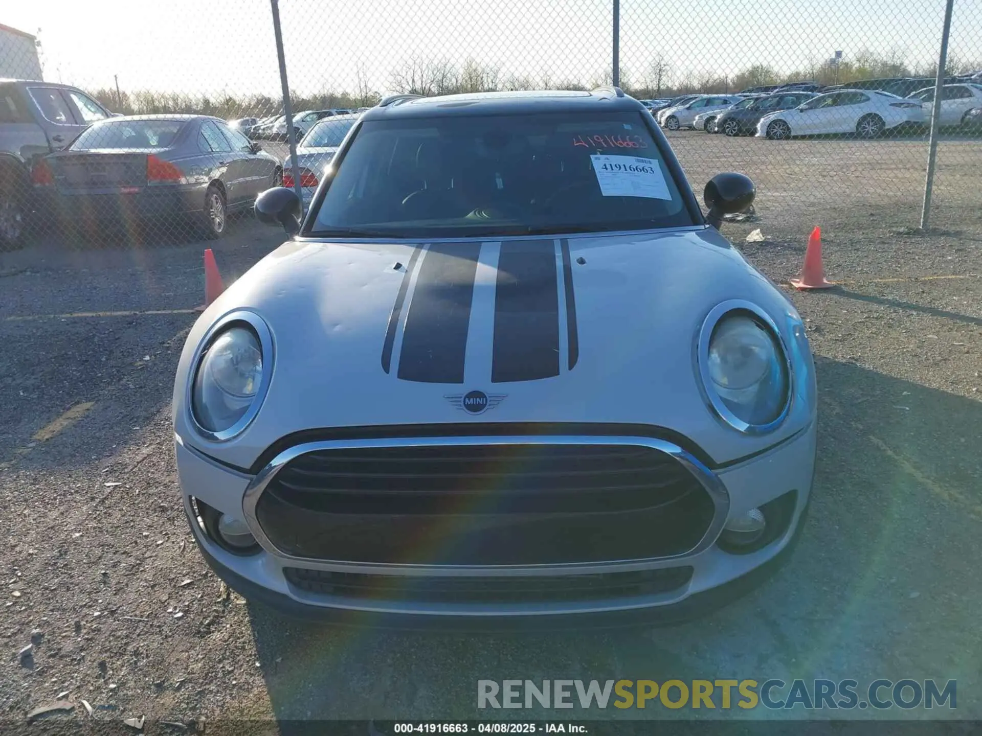 12 fotografías del automóvil dañado WMWLN5C56K2E34756 MINI CLUBMAN 2019