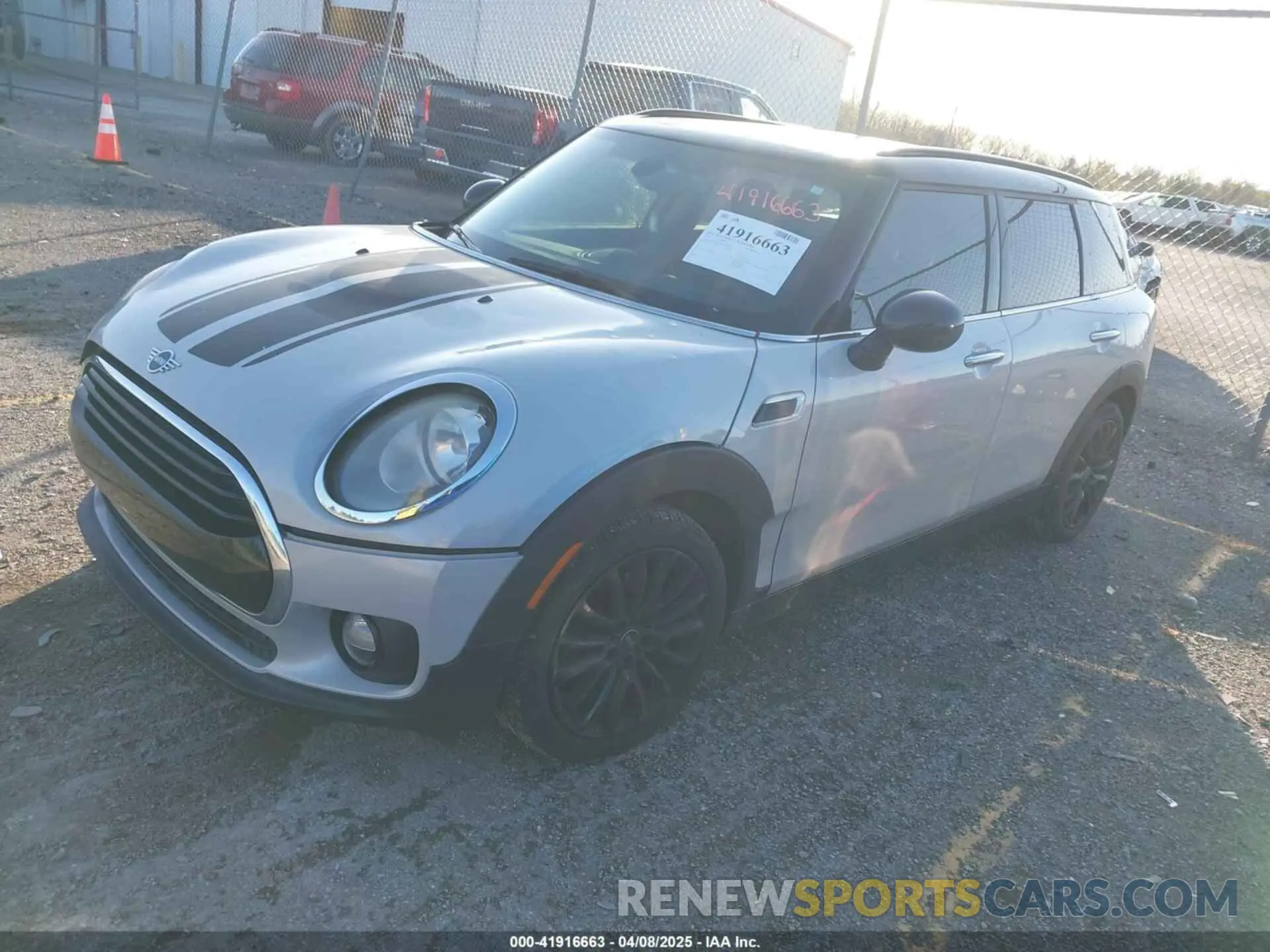 2 fotografías del automóvil dañado WMWLN5C56K2E34756 MINI CLUBMAN 2019