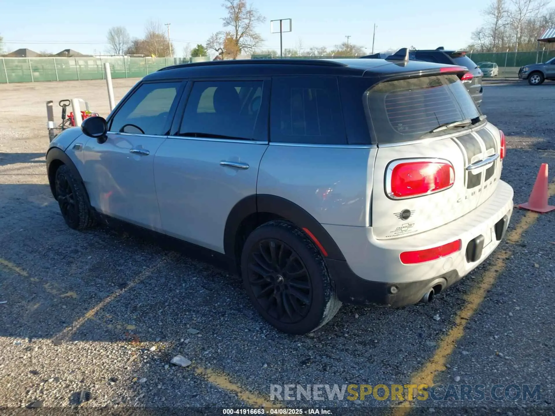 3 fotografías del automóvil dañado WMWLN5C56K2E34756 MINI CLUBMAN 2019