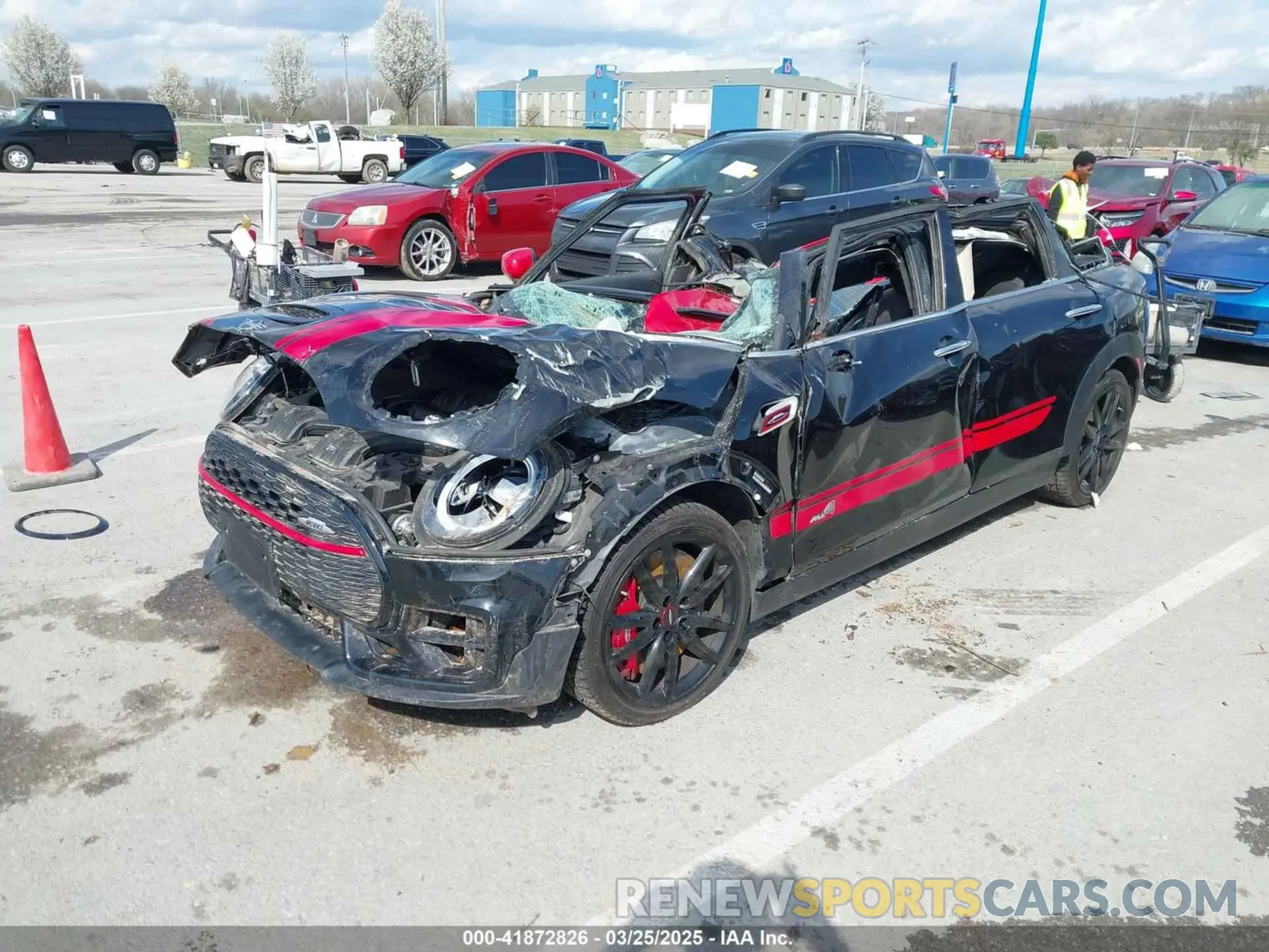 2 fotografías del automóvil dañado WMWJZ9C08M2N75173 MINI CLUBMAN 2021
