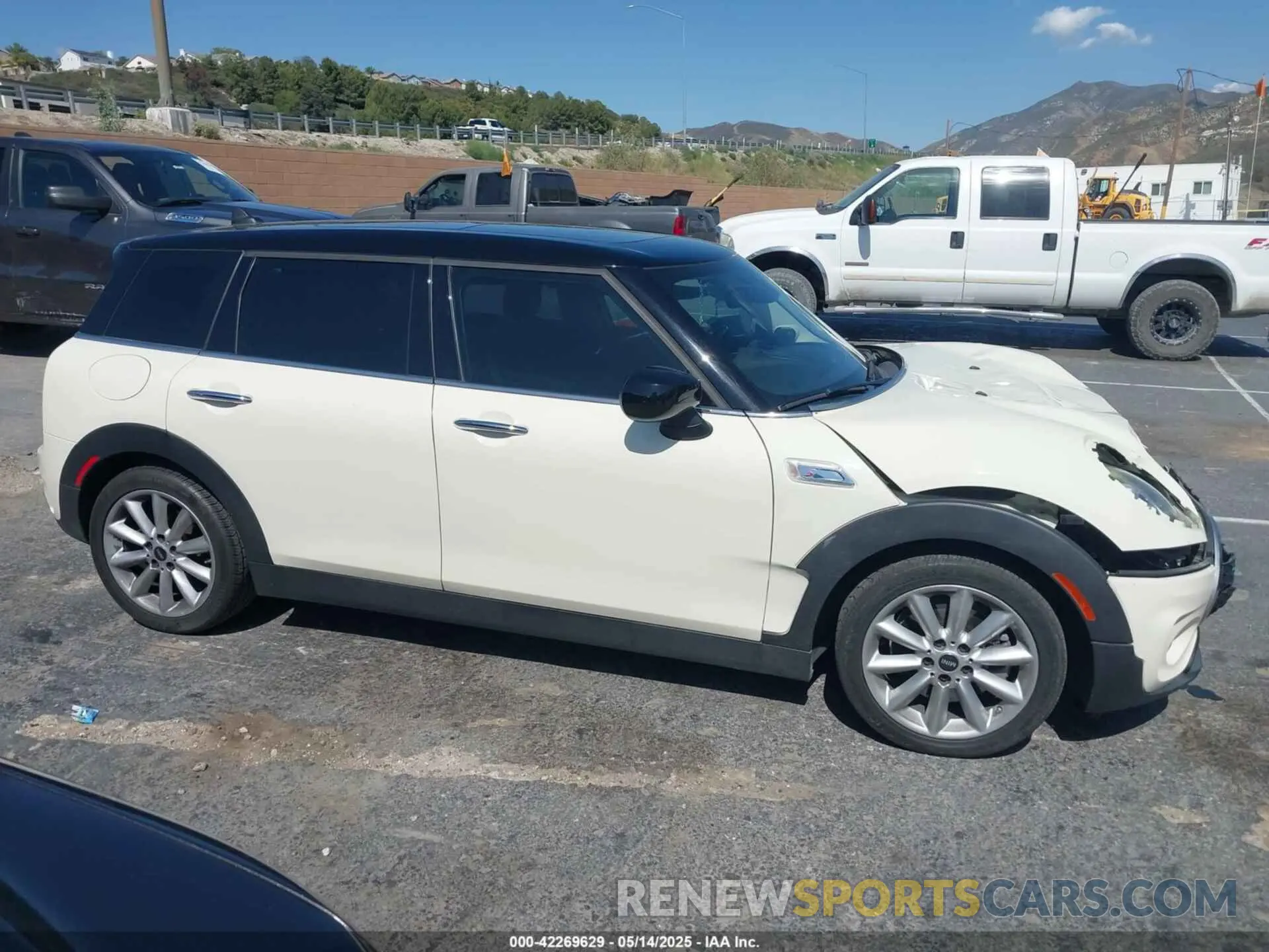 13 fotografías del automóvil dañado WMWLV7C00M2N48722 MINI CLUBMAN 2021