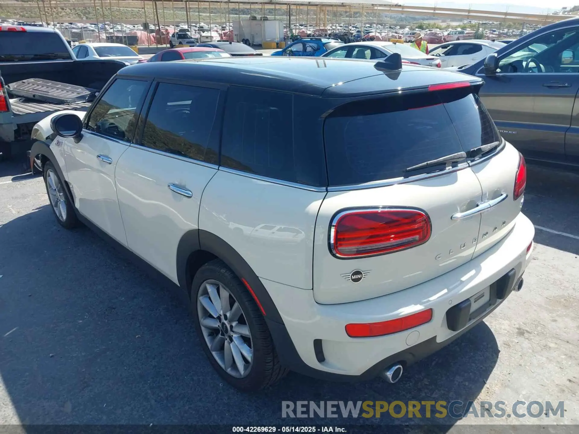 3 fotografías del automóvil dañado WMWLV7C00M2N48722 MINI CLUBMAN 2021