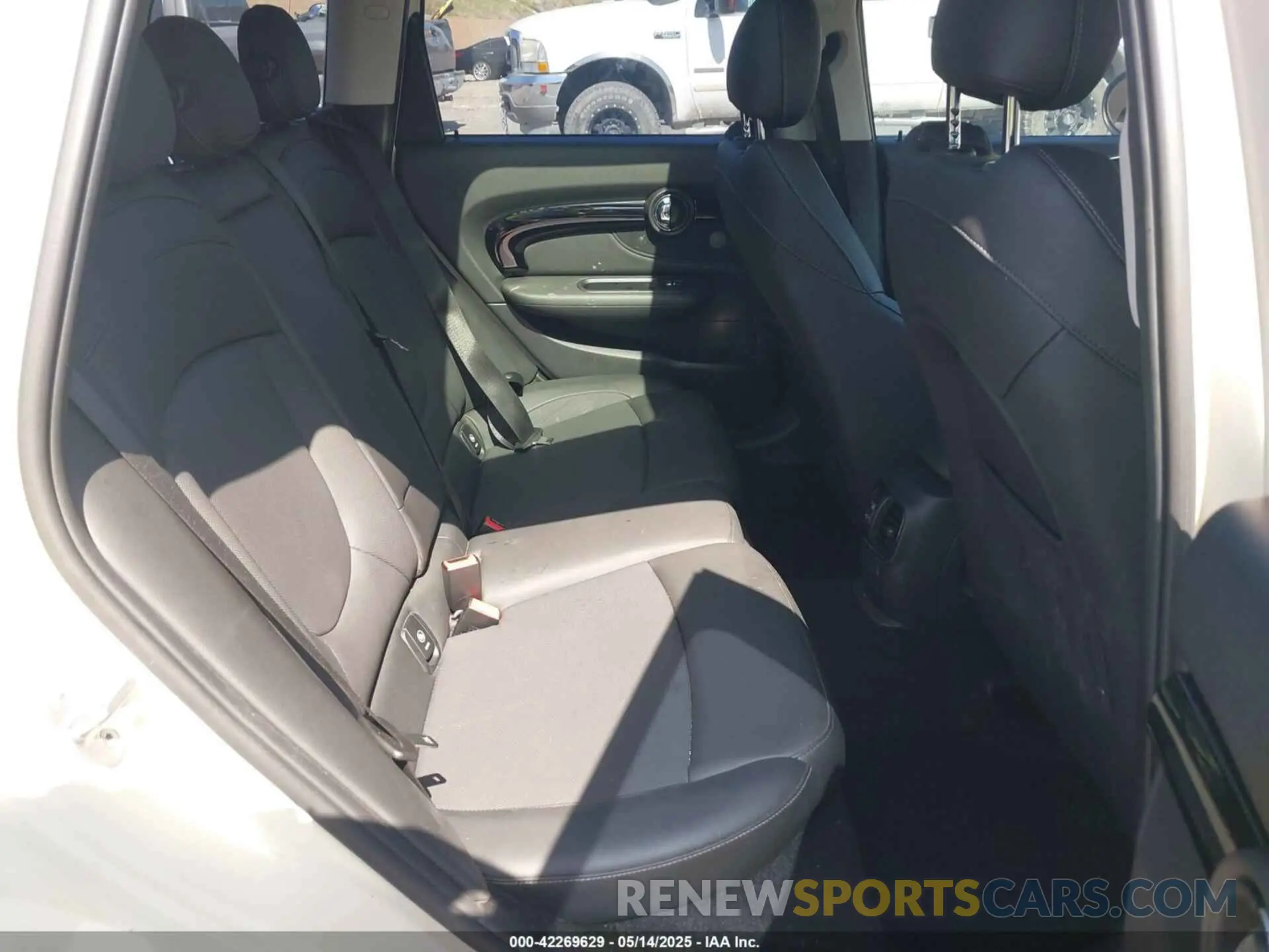 8 fotografías del automóvil dañado WMWLV7C00M2N48722 MINI CLUBMAN 2021