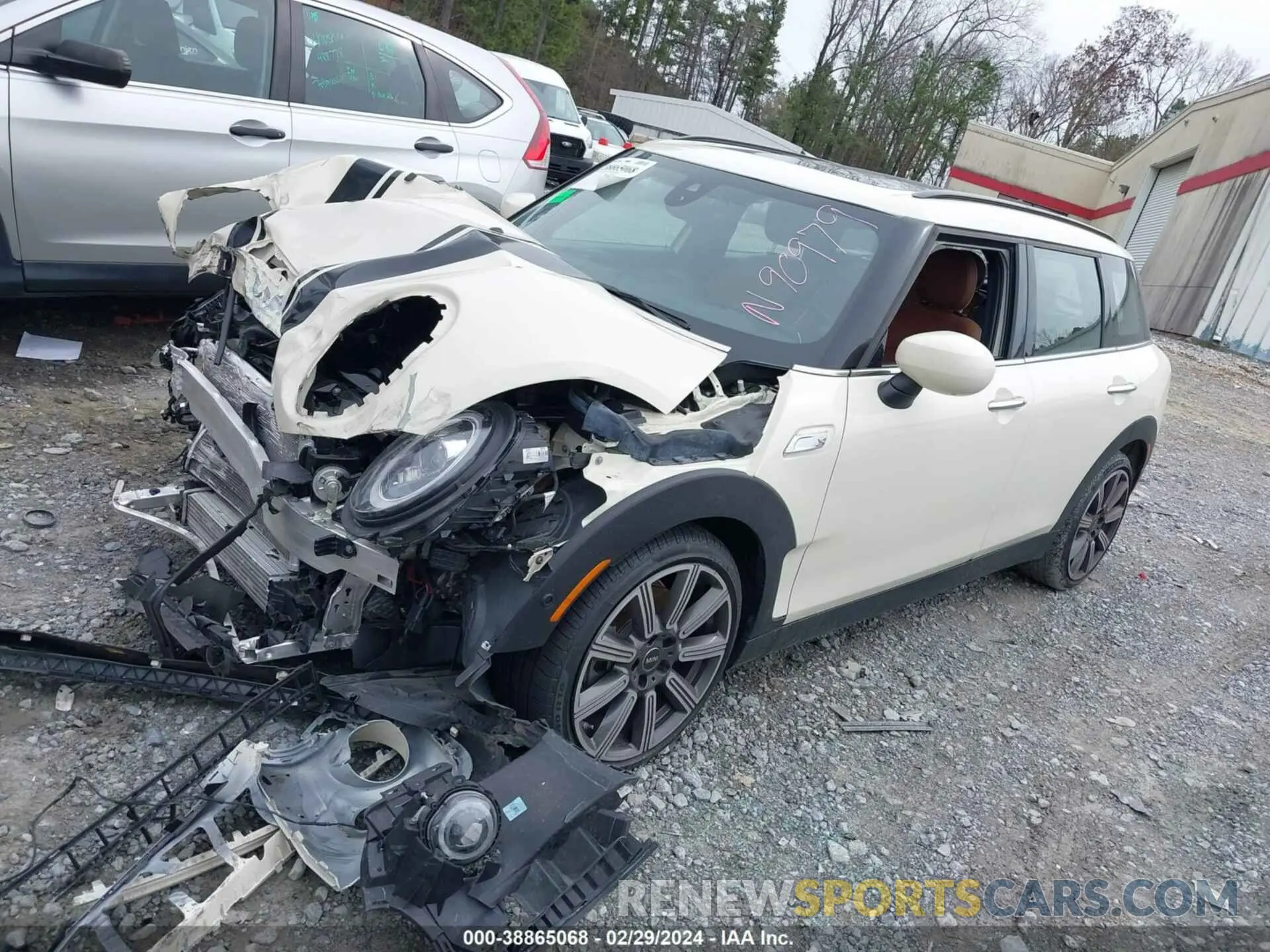 2 fotografías del automóvil dañado WMWLV7C05M2N90979 MINI CLUBMAN 2021