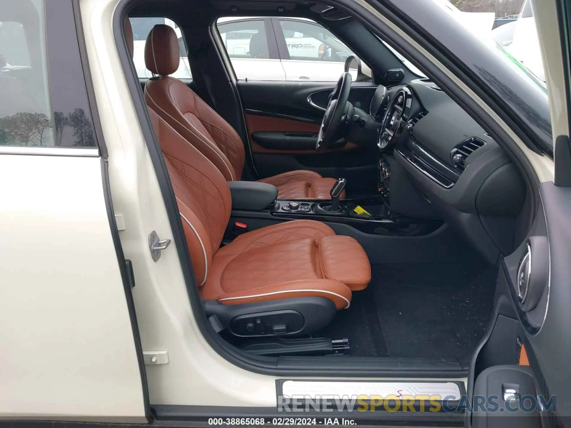 5 fotografías del automóvil dañado WMWLV7C05M2N90979 MINI CLUBMAN 2021