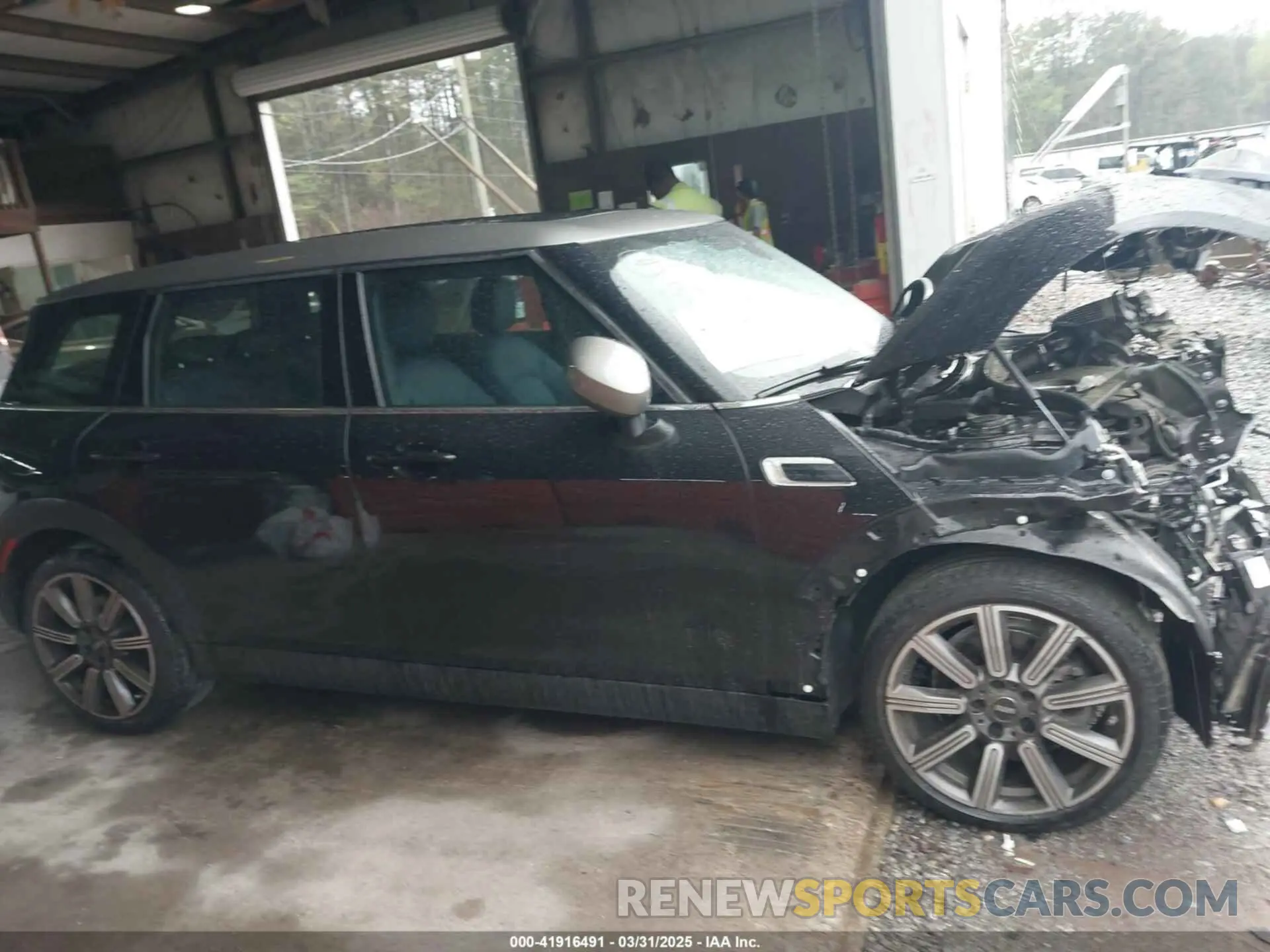 13 fotografías del automóvil dañado WMWXJ1C04P2T14811 MINI CLUBMAN 2023