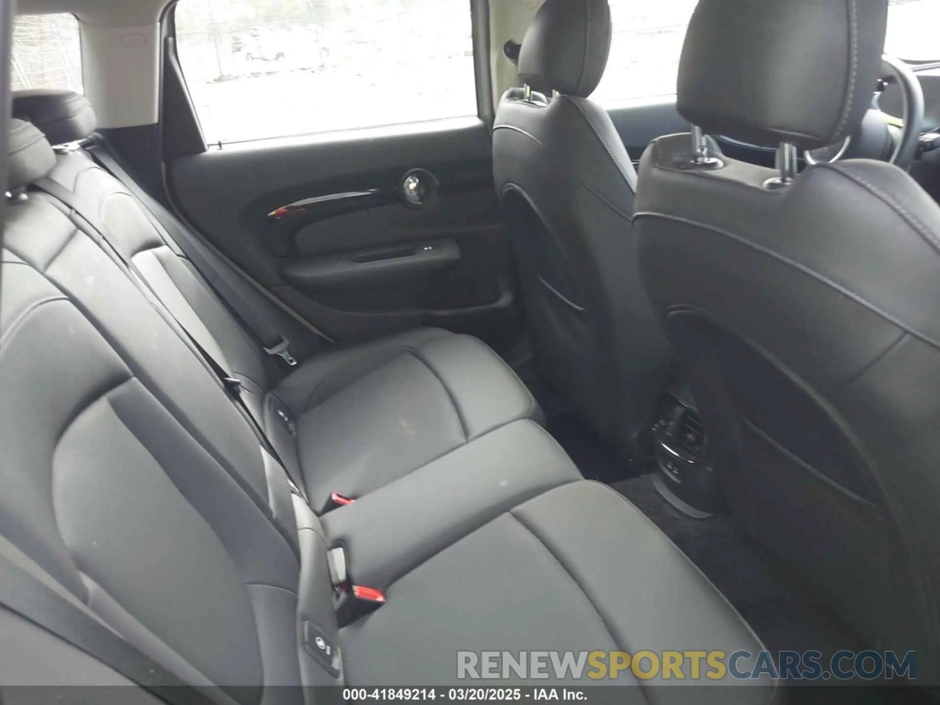 8 fotografías del automóvil dañado WMWXJ1C01R2U67732 MINI CLUBMAN 2024
