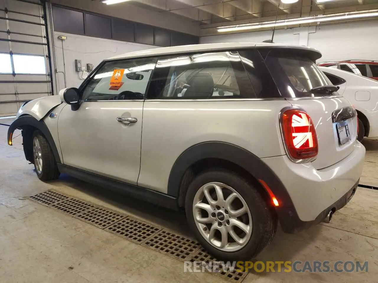 2 fotografías del automóvil dañado WMWXR3C08L2M15462 MINI COOPER 2020
