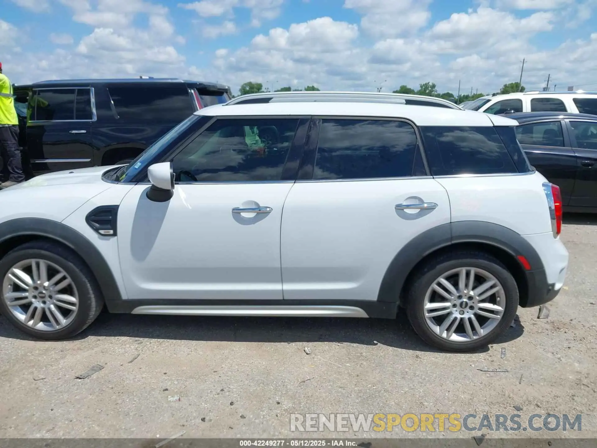 14 fotografías del automóvil dañado WMZYW3C00L3L02096 MINI COUNTRYMAN 2020