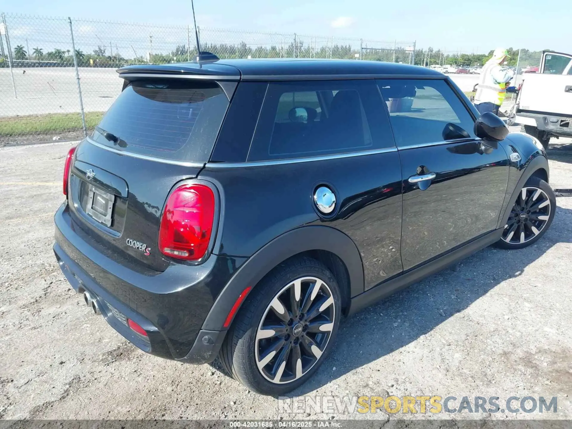 4 fotografías del automóvil dañado WMWXR5C07L2L55038 MINI HARDTOP 2020