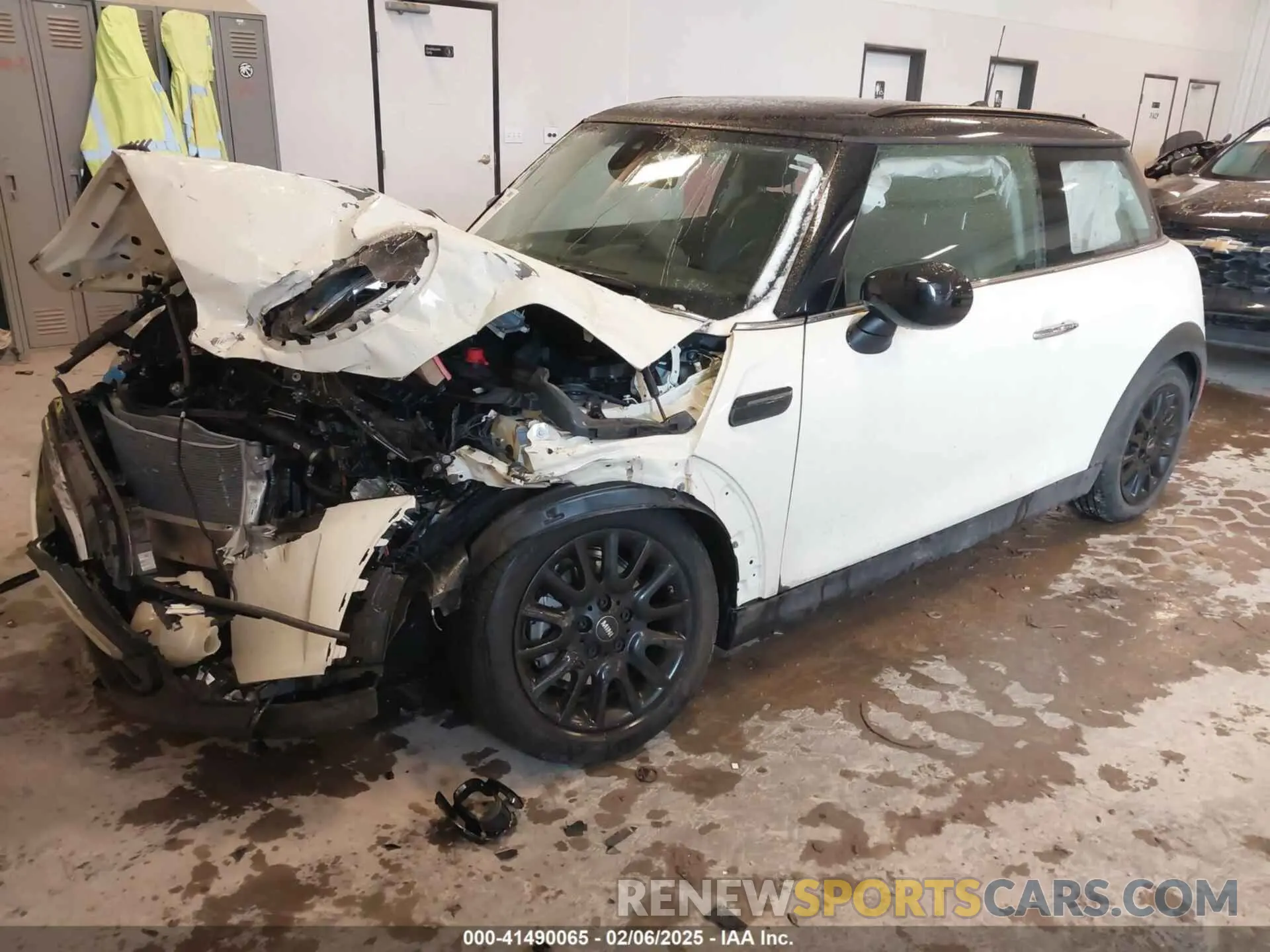 2 fotografías del automóvil dañado WMW33DH01P2T73141 MINI HARDTOP 2023